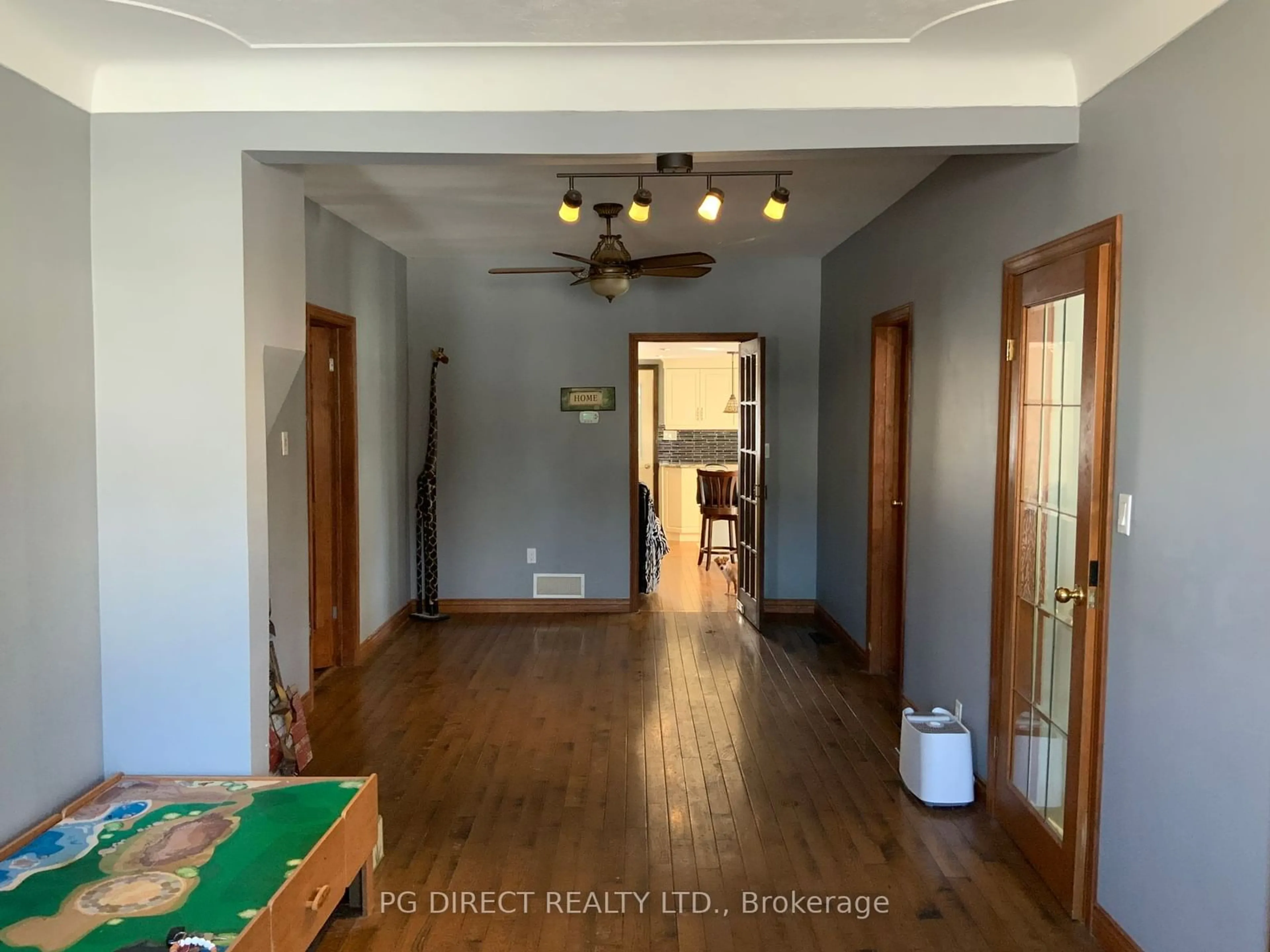 Indoor foyer for 597 Brook St, Strathroy-Caradoc Ontario N0L 1T0