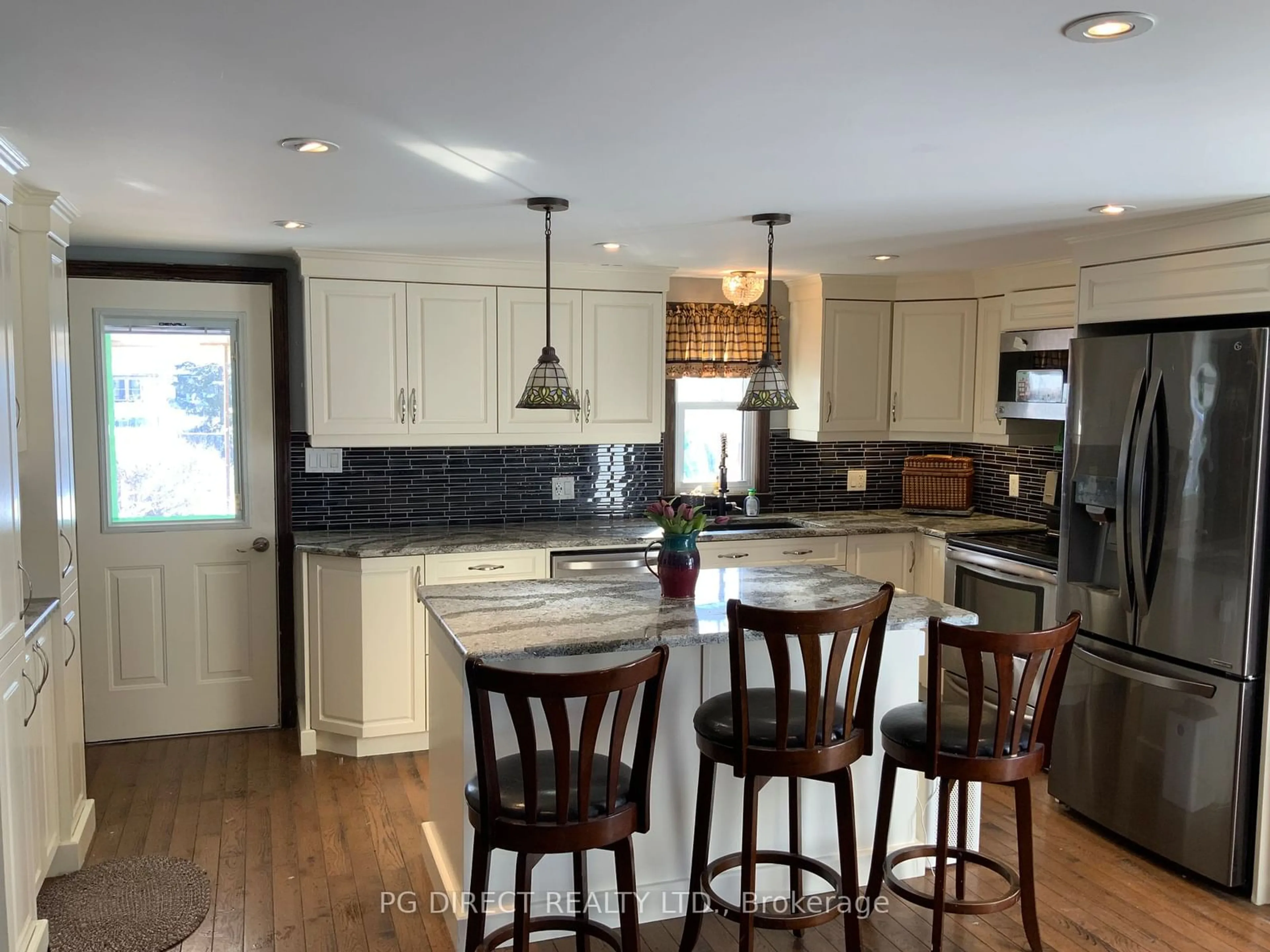 Open concept kitchen, unknown for 597 Brook St, Strathroy-Caradoc Ontario N0L 1T0