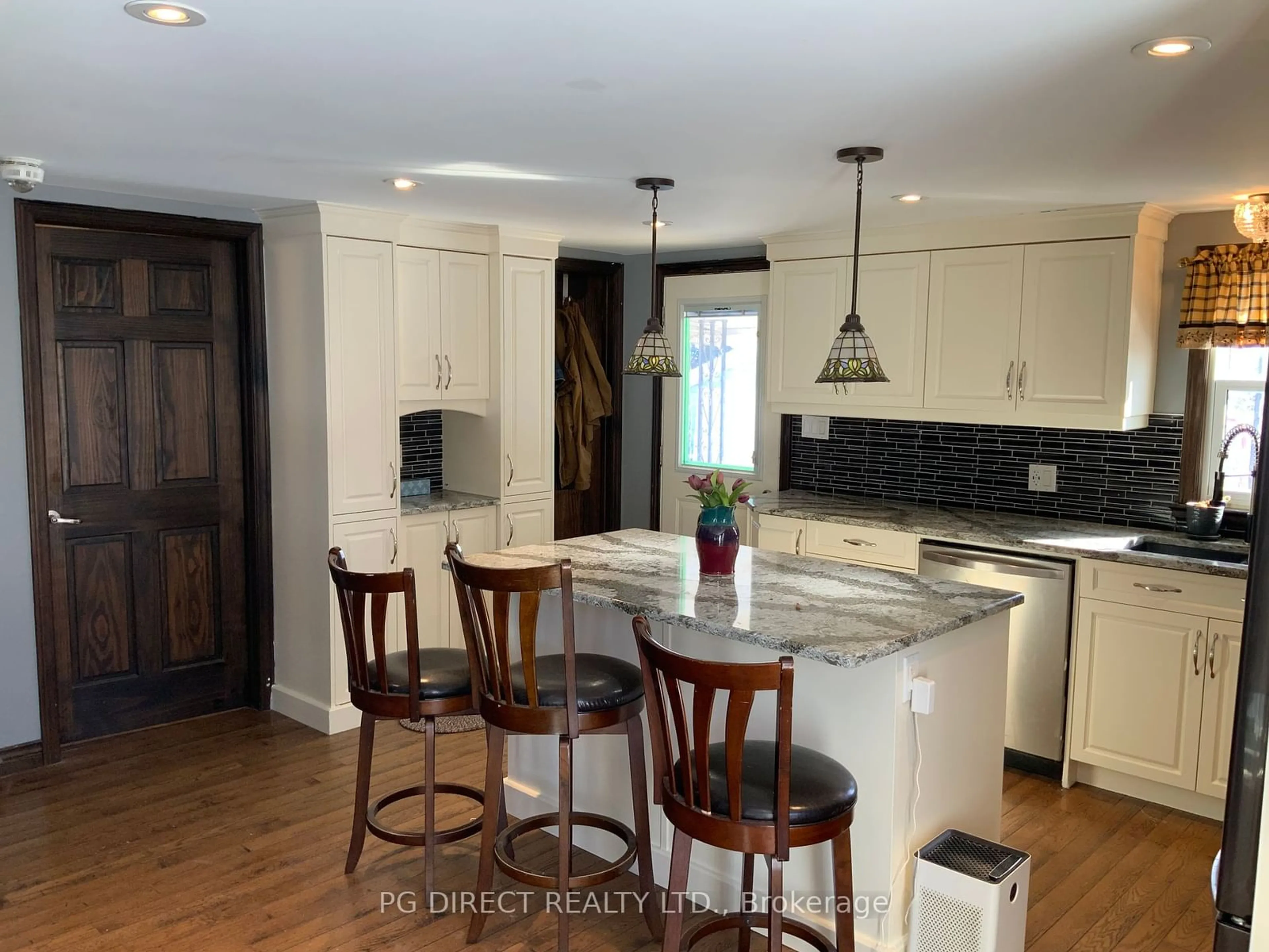Open concept kitchen, unknown for 597 Brook St, Strathroy-Caradoc Ontario N0L 1T0