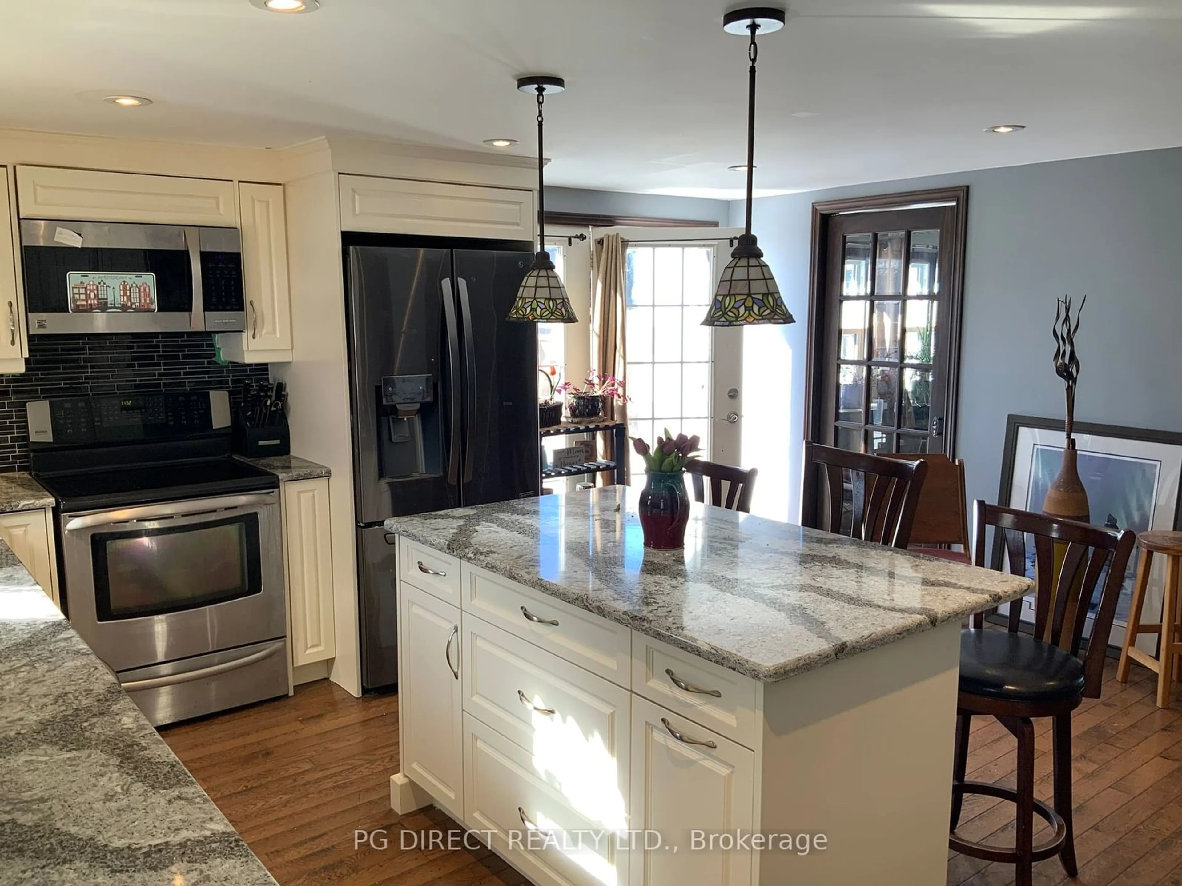 Open concept kitchen, ceramic/tile floor for 597 Brook St, Strathroy-Caradoc Ontario N0L 1T0