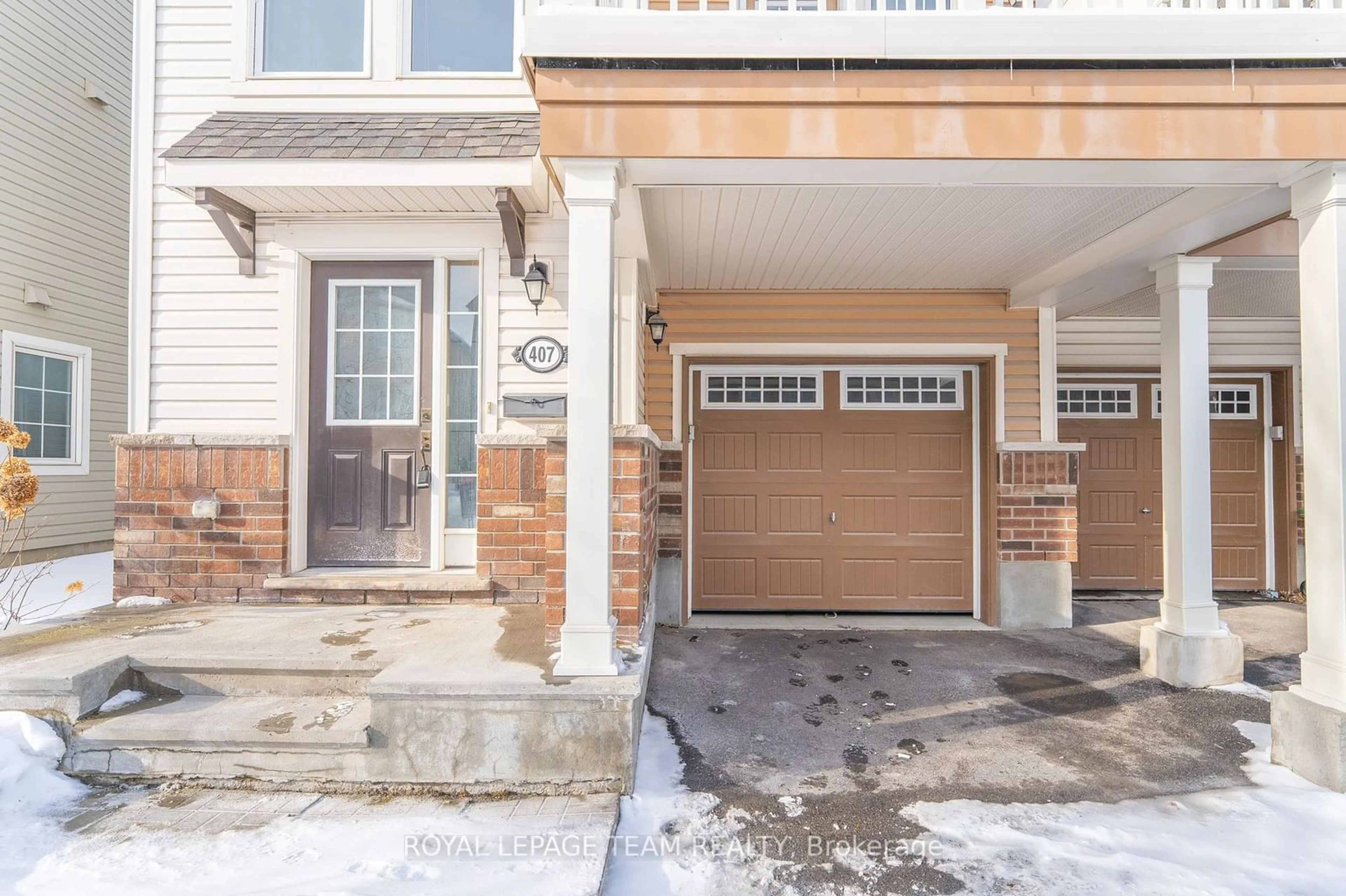 Indoor entryway for 407 Rosingdale St, Kanata Ontario K2M 0L8