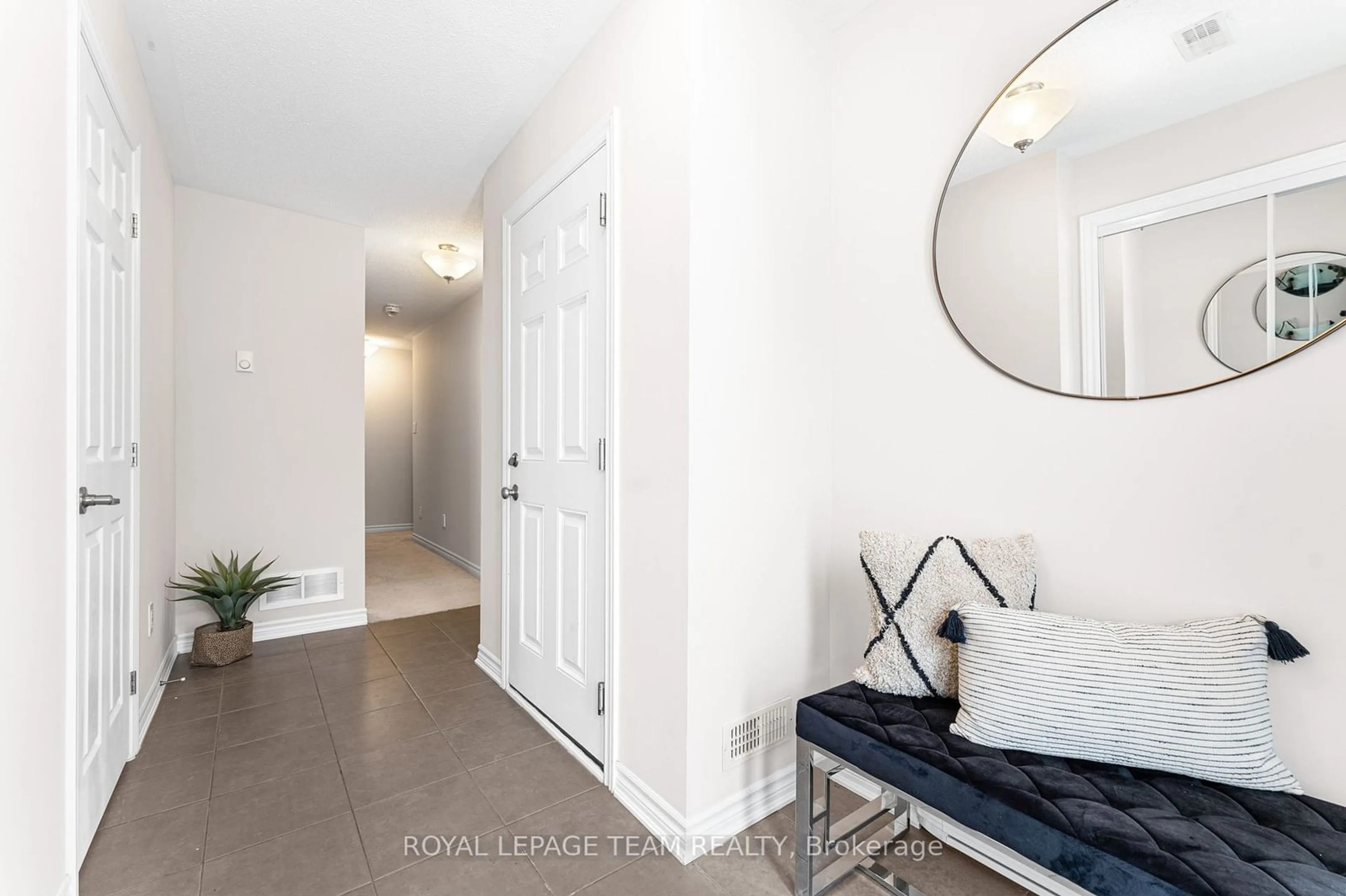 Indoor entryway for 407 Rosingdale St, Kanata Ontario K2M 0L8