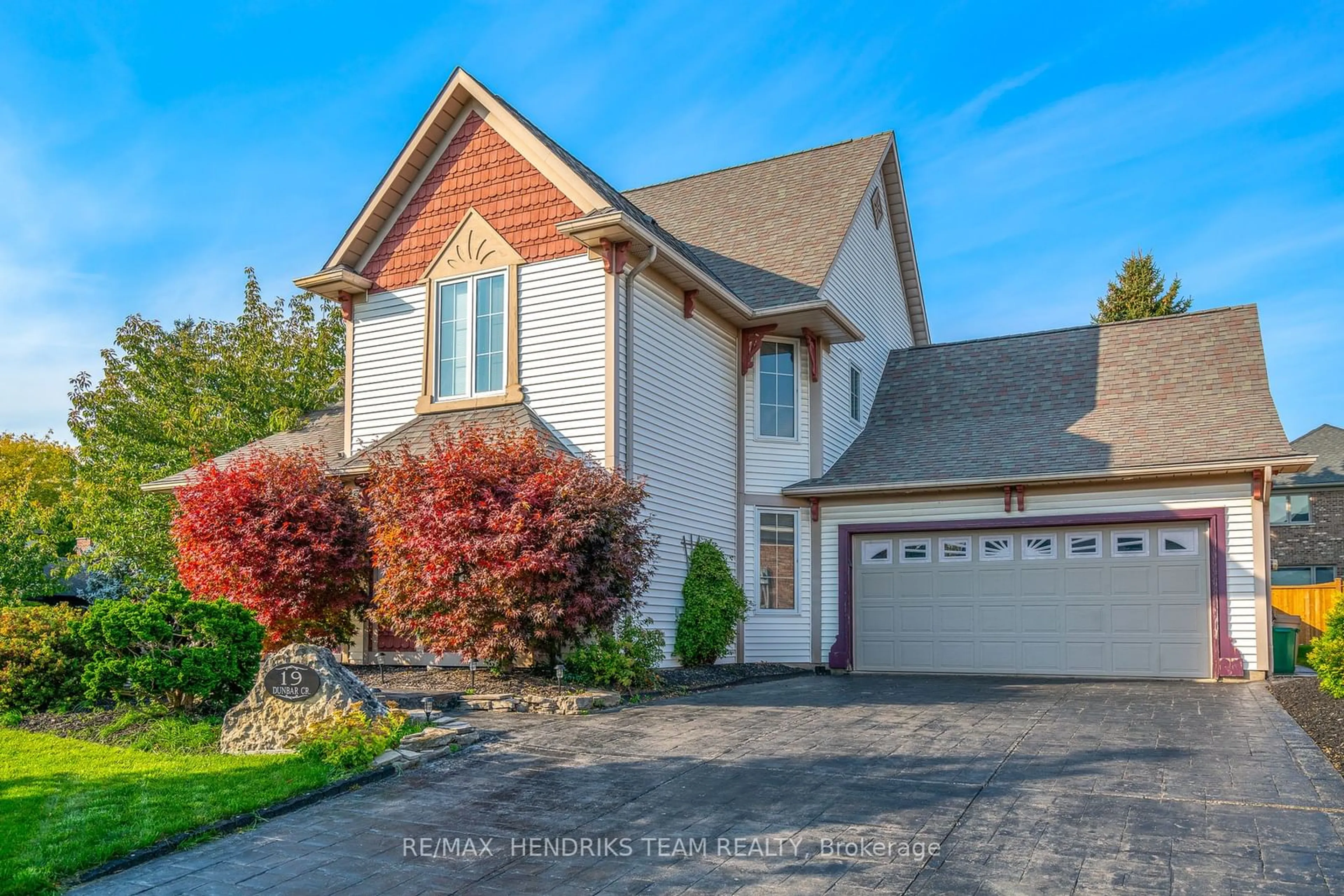 Home with vinyl exterior material, street for 19 Dunbar Cres, St. Catharines Ontario L2W 1A6