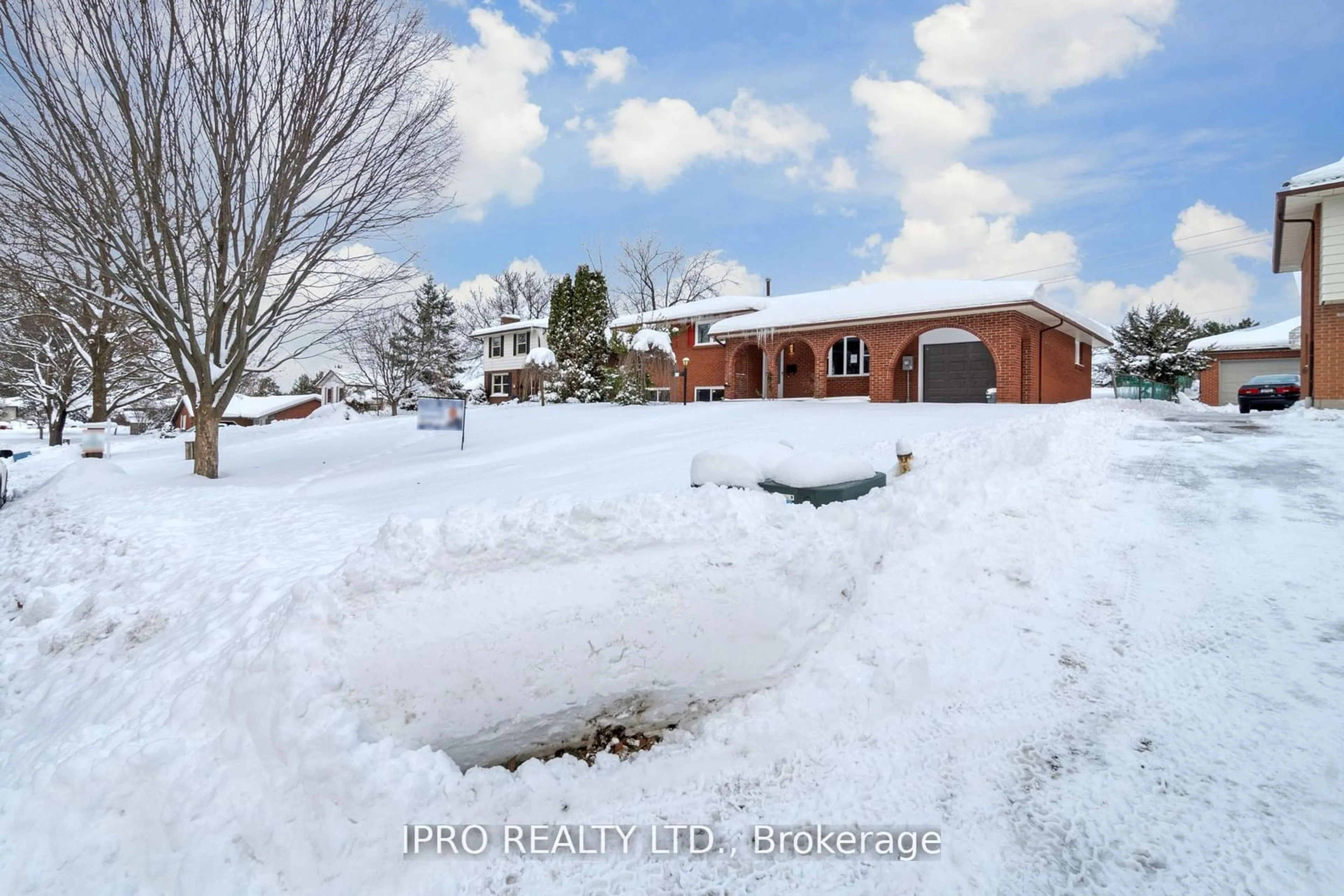 A pic from outside/outdoor area/front of a property/back of a property/a pic from drone, street for 472 Three Valleys Cres, London Ontario N5Z 3E7