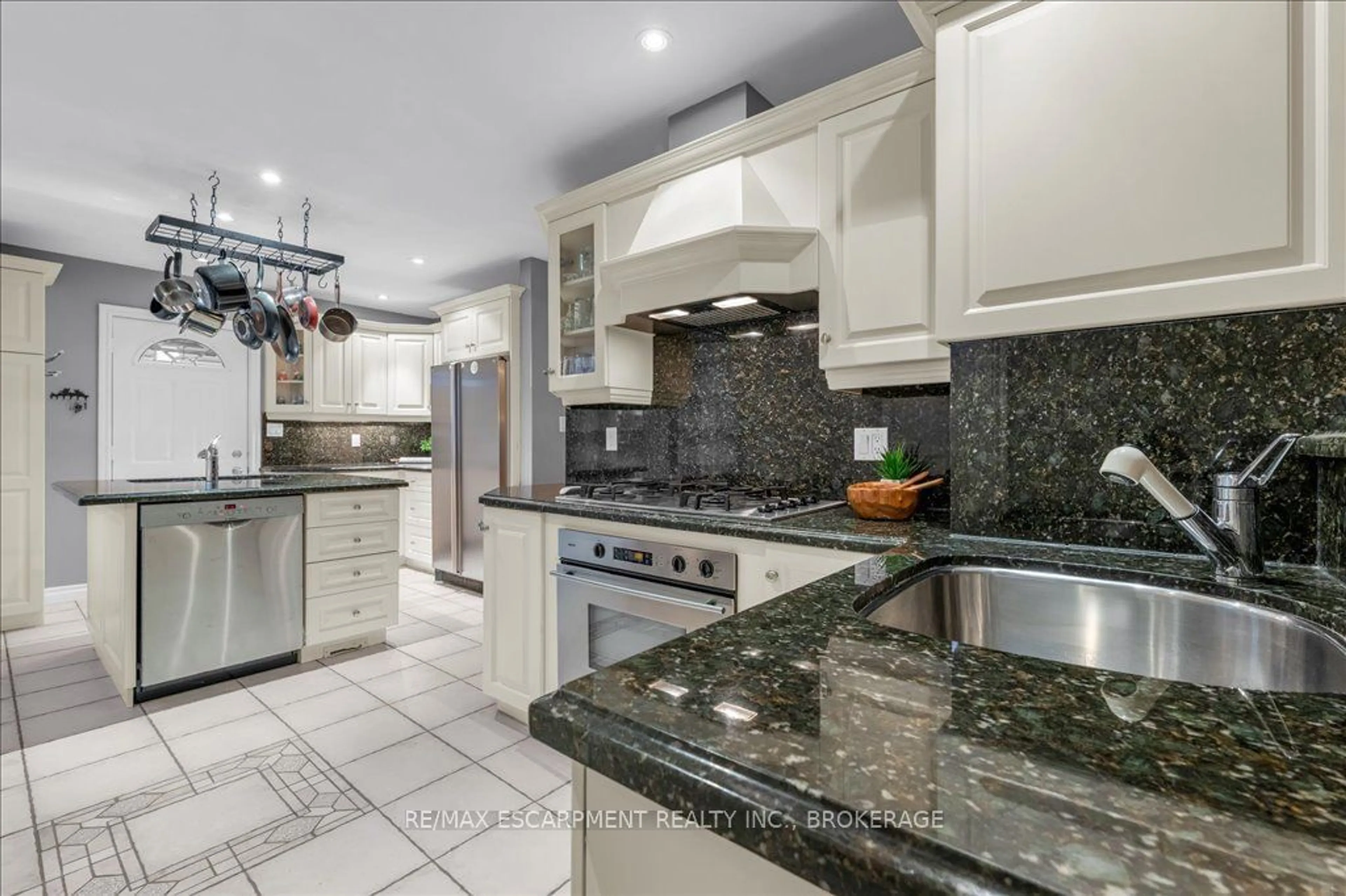 Contemporary kitchen, ceramic/tile floor for 33 OLD ORCHARD Ave, Grimsby Ontario L3M 3H9