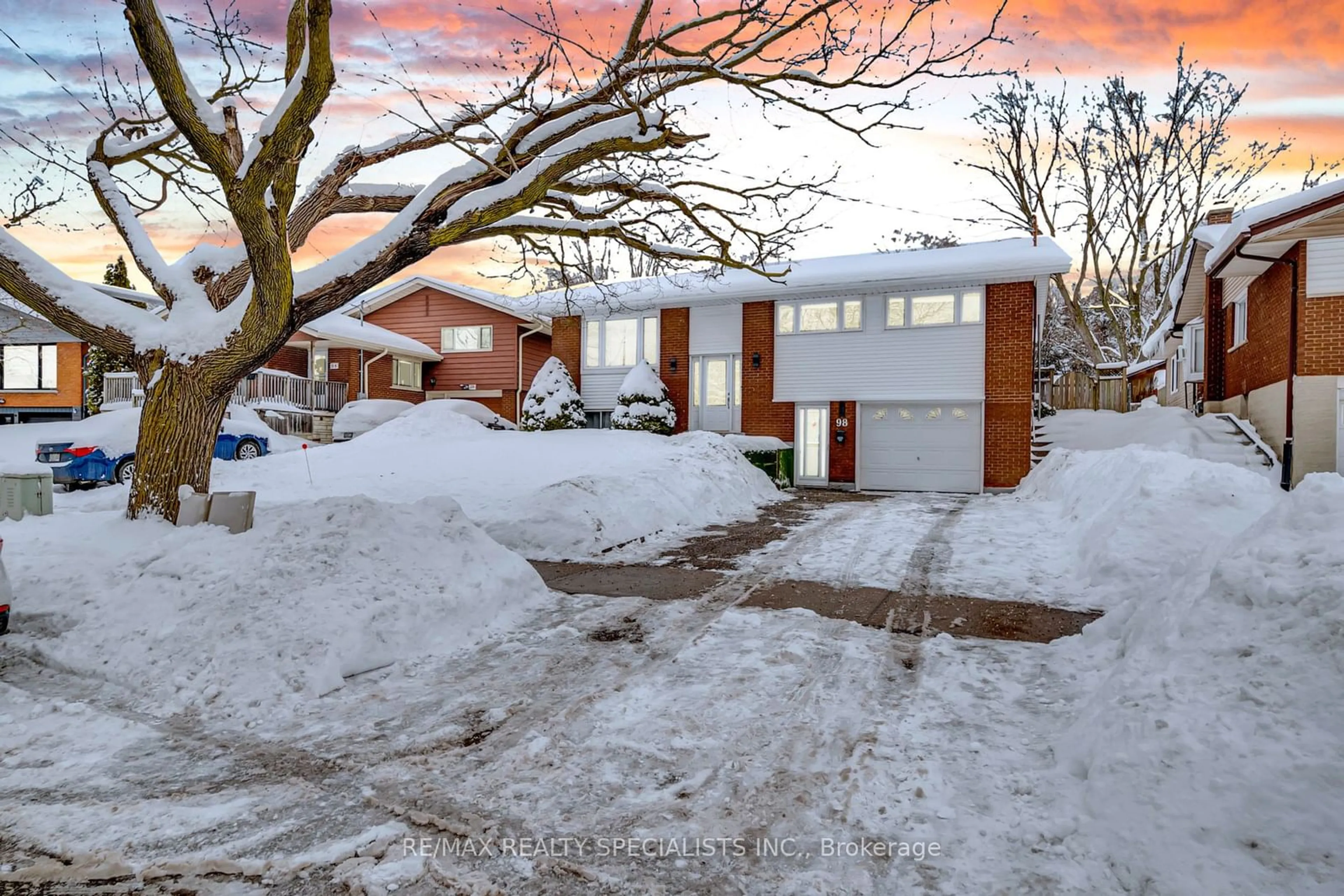 A pic from outside/outdoor area/front of a property/back of a property/a pic from drone, street for 98 Ruskview Rd, Kitchener Ontario N2M 4S3