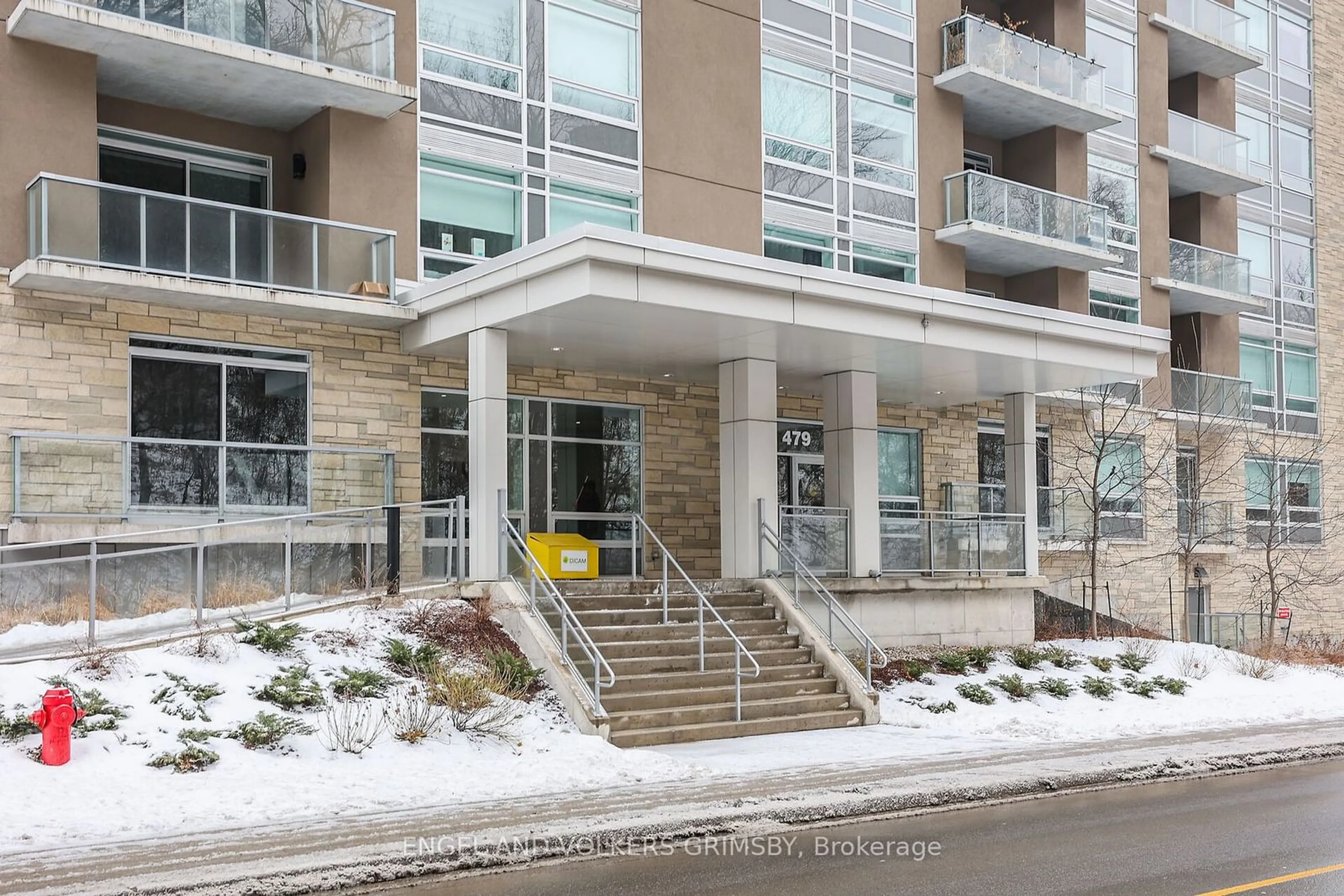 Indoor foyer for 479 Charlton Ave #106, Hamilton Ontario L8N 0B4