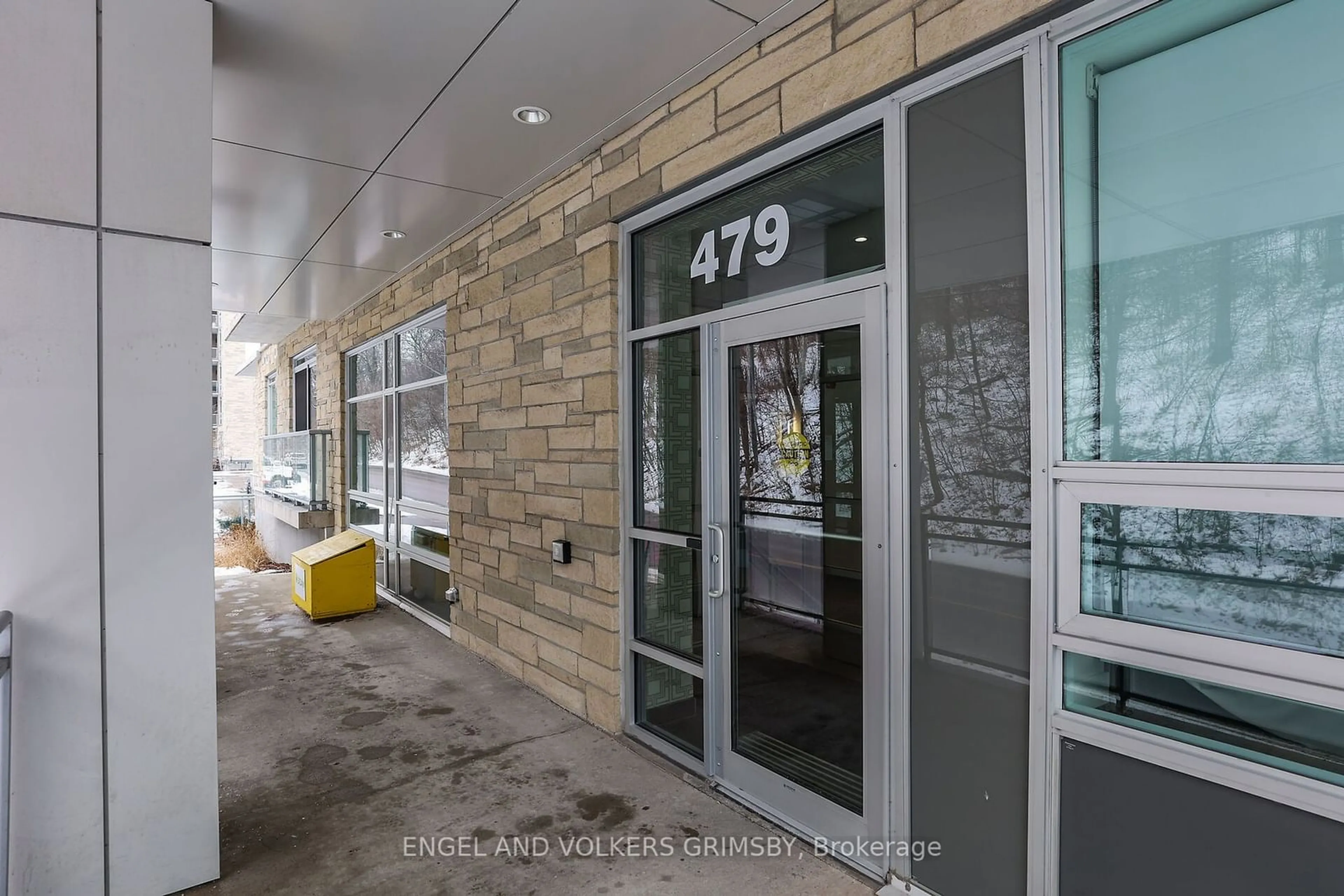 Indoor foyer for 479 Charlton Ave #106, Hamilton Ontario L8N 0B4