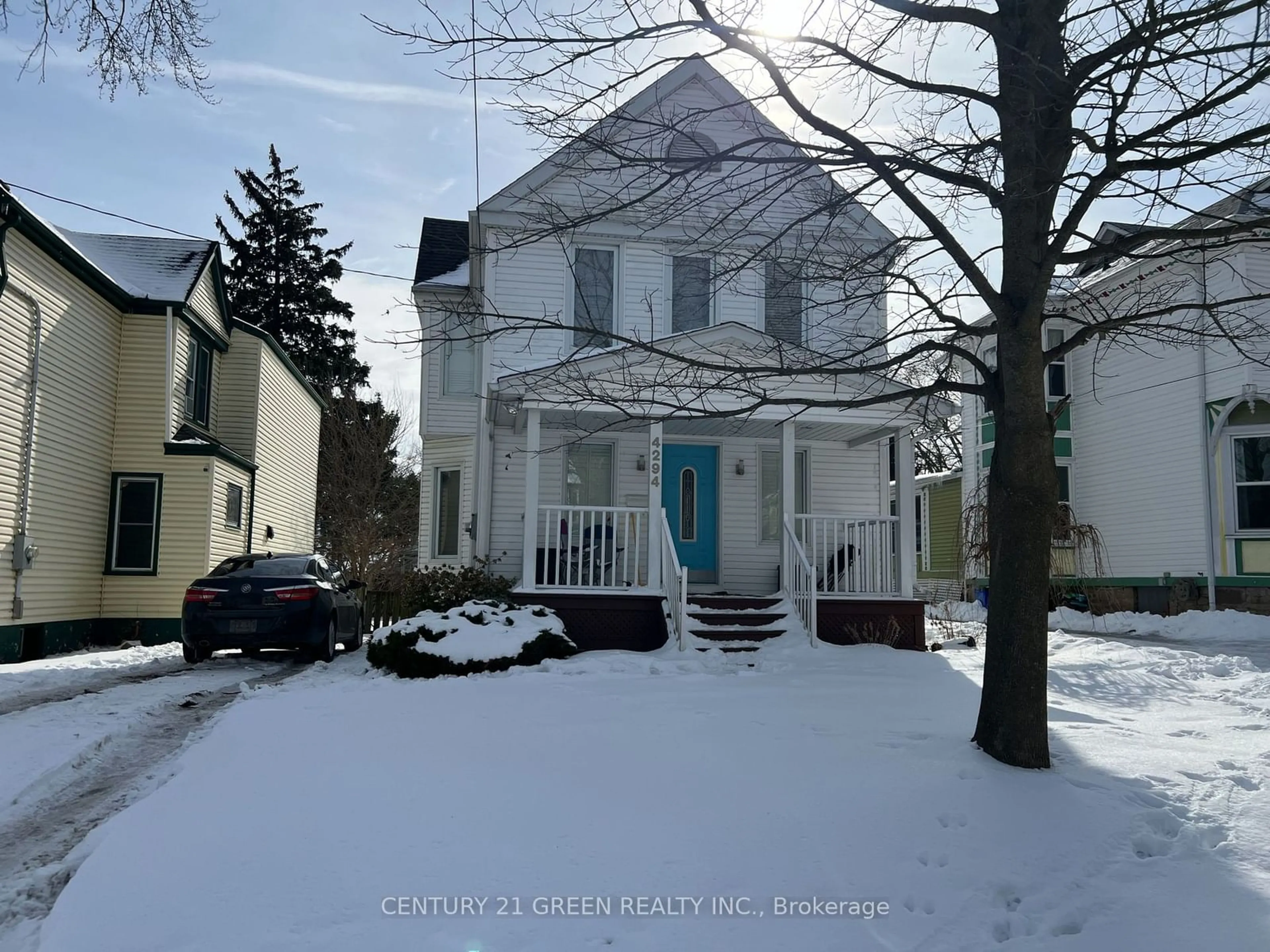 A pic from outside/outdoor area/front of a property/back of a property/a pic from drone, street for 4294 SIMCOE St, Niagara Falls Ontario L2E 1T6