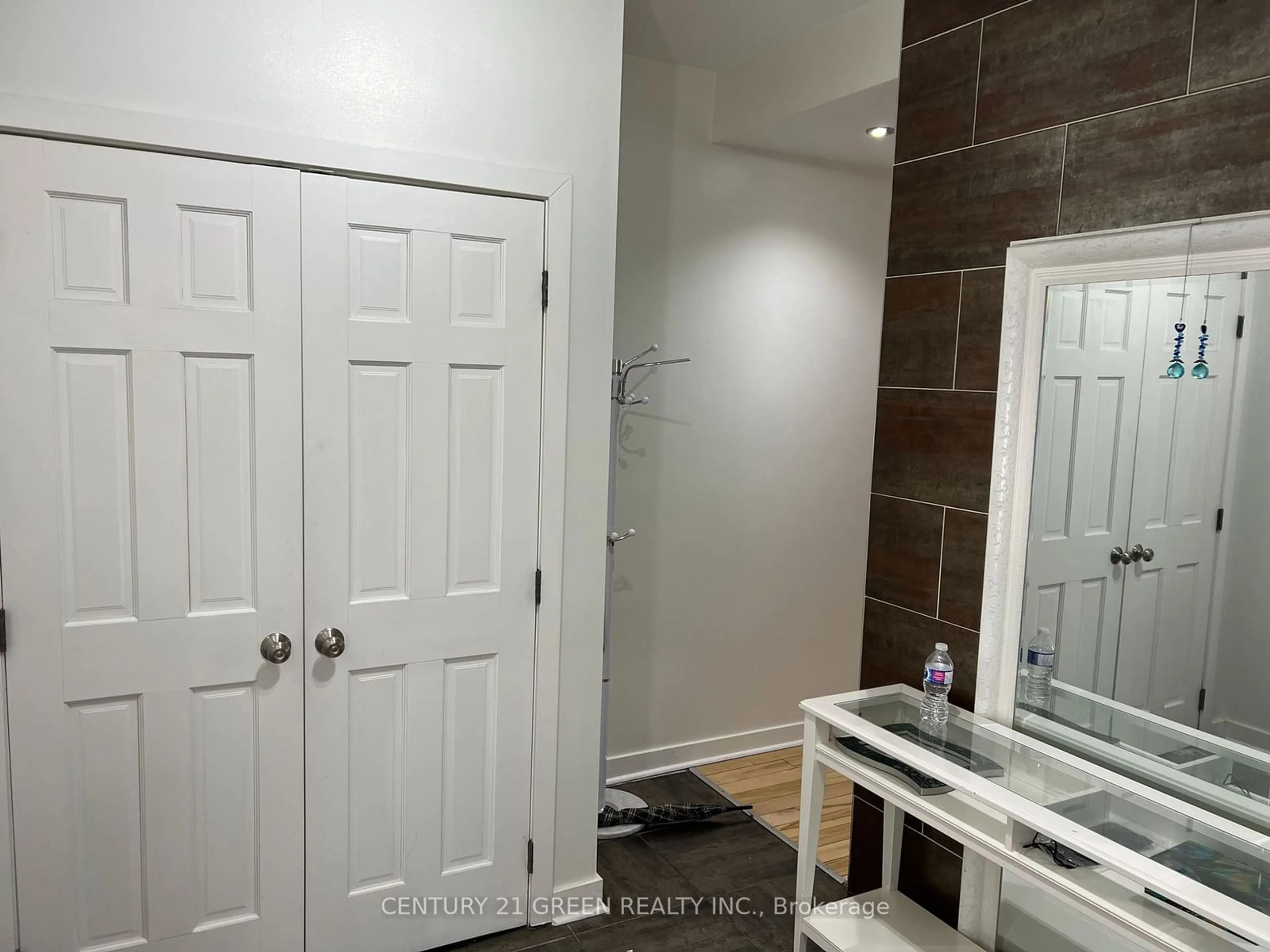 Indoor entryway for 4294 SIMCOE St, Niagara Falls Ontario L2E 1T6