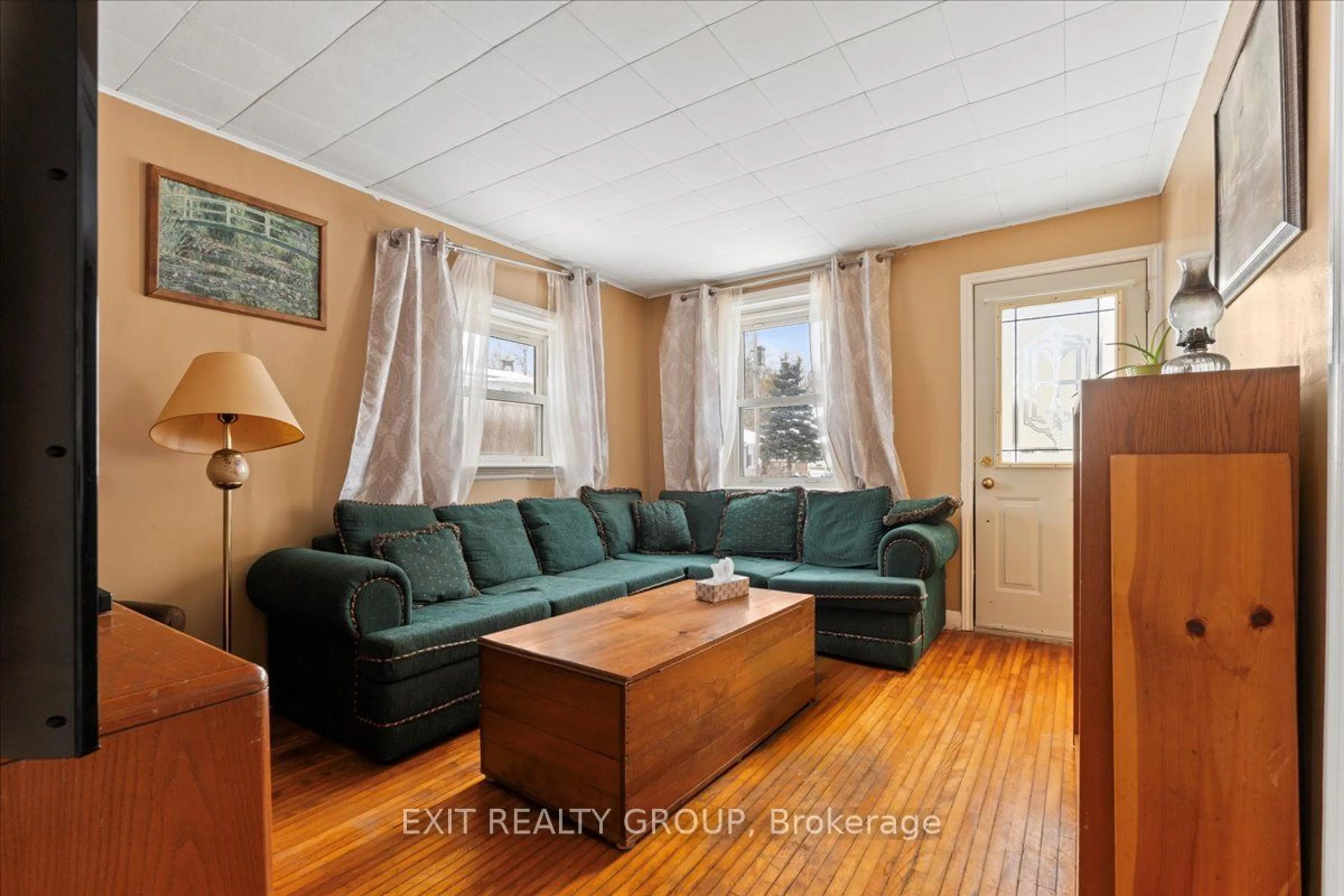 Living room with furniture, wood/laminate floor for 37 Bruce St St, Quinte West Ontario K0K 2C0