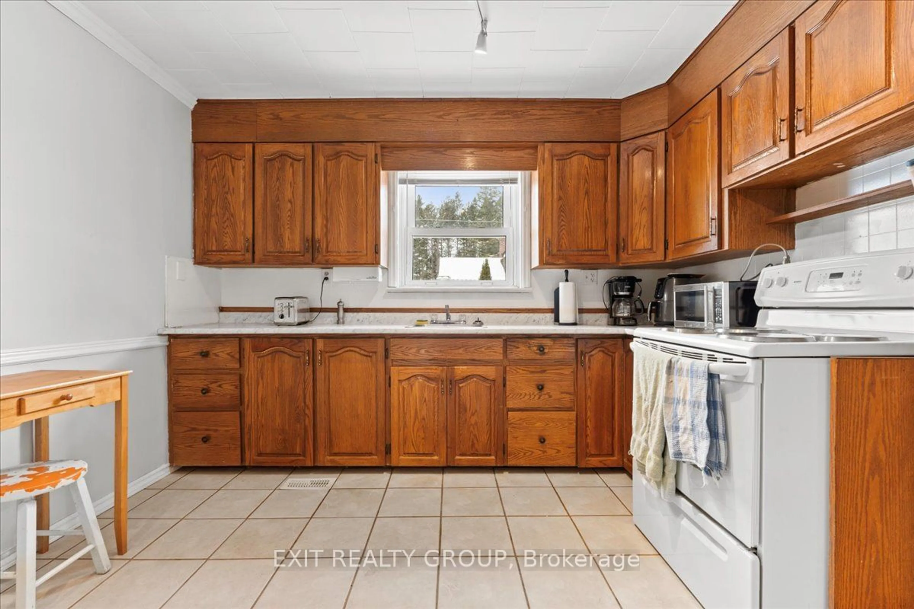 Standard kitchen, ceramic/tile floor for 37 Bruce St St, Quinte West Ontario K0K 2C0