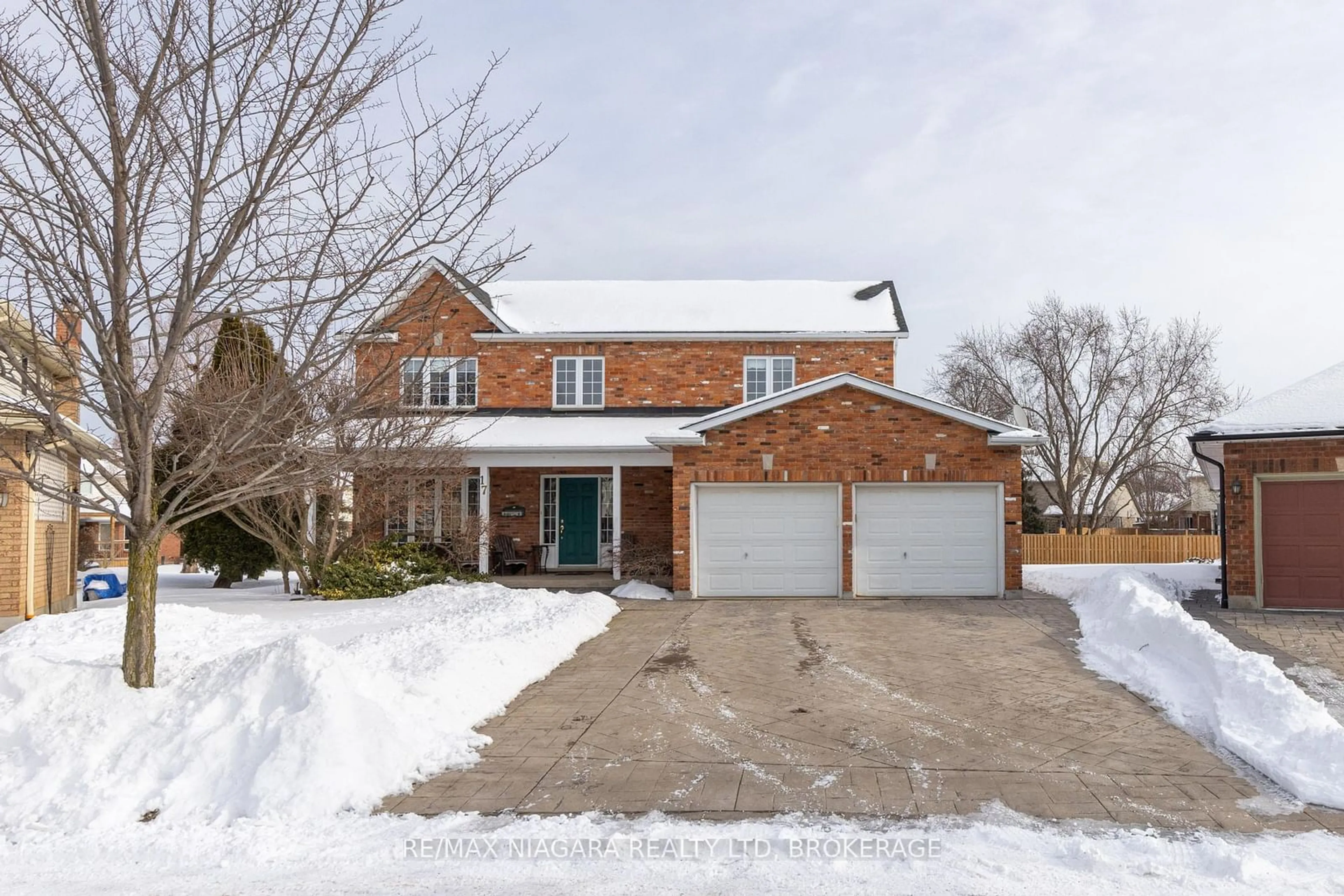 Home with brick exterior material, street for 17 Sarah Crt, St. Catharines Ontario L2S 3R6