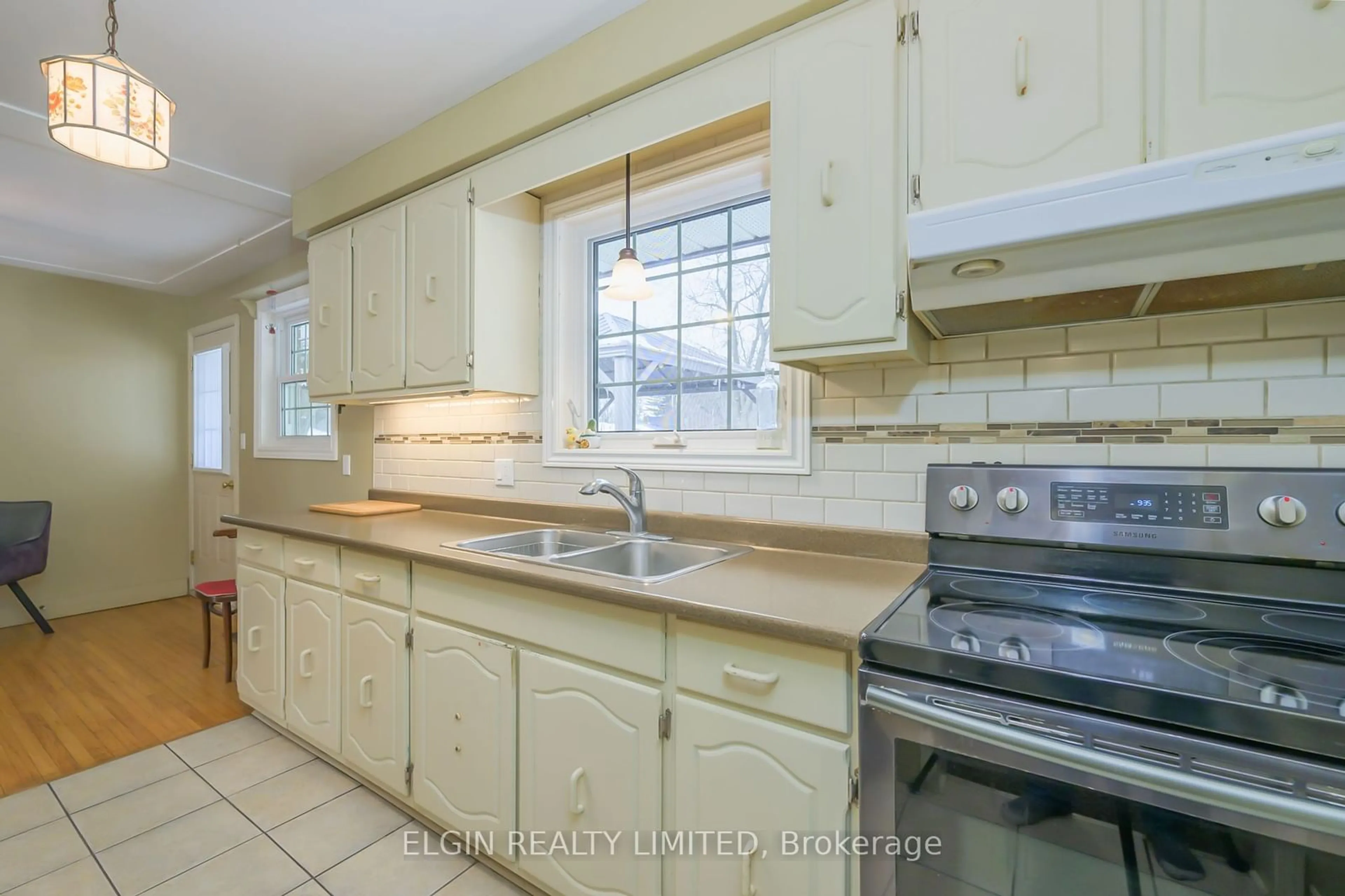 Standard kitchen, ceramic/tile floor for 48 Marlene St, Central Elgin Ontario N5R 1B6