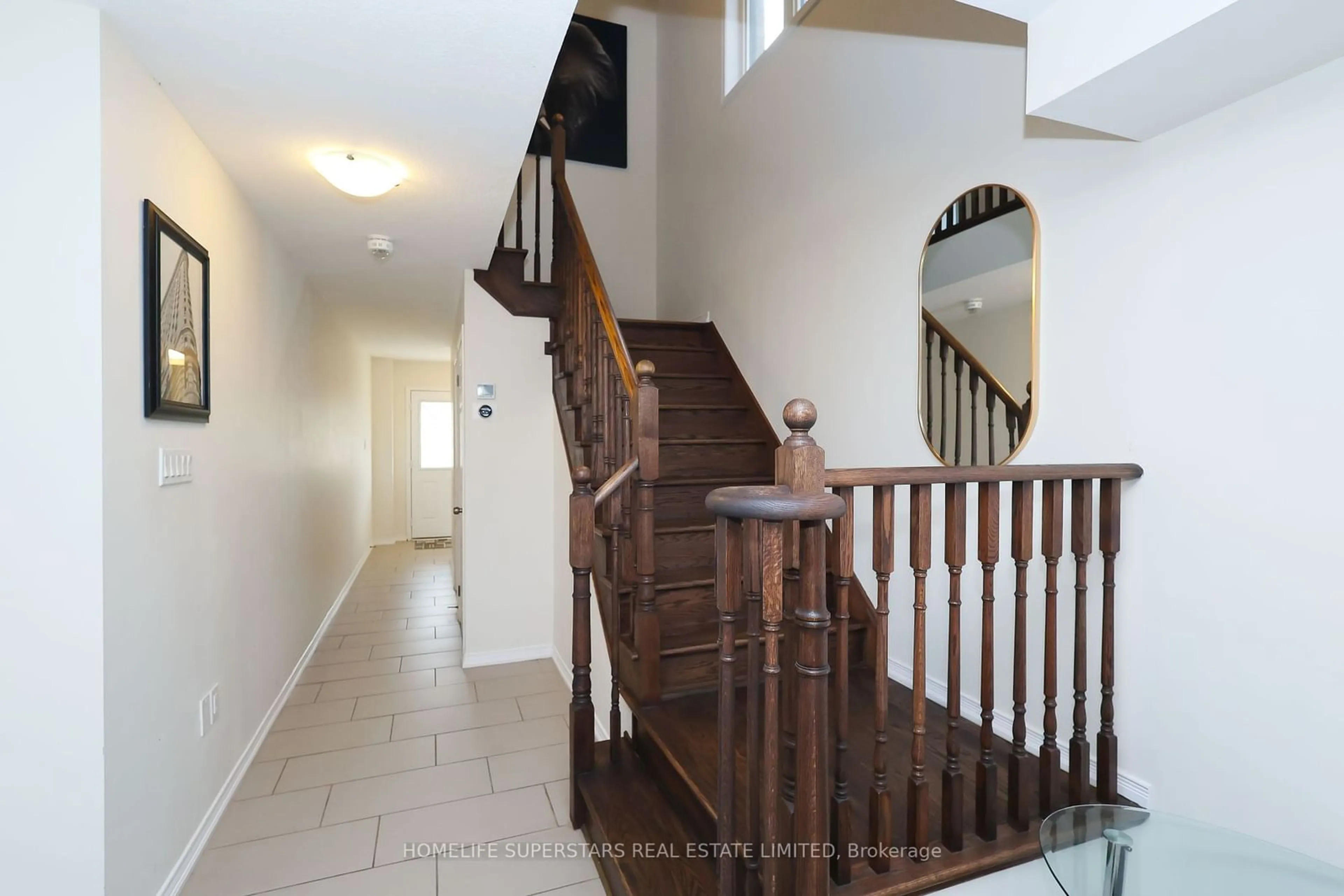 Indoor foyer for 7710 Buckeye Cres, Niagara Falls Ontario L2H 0P2