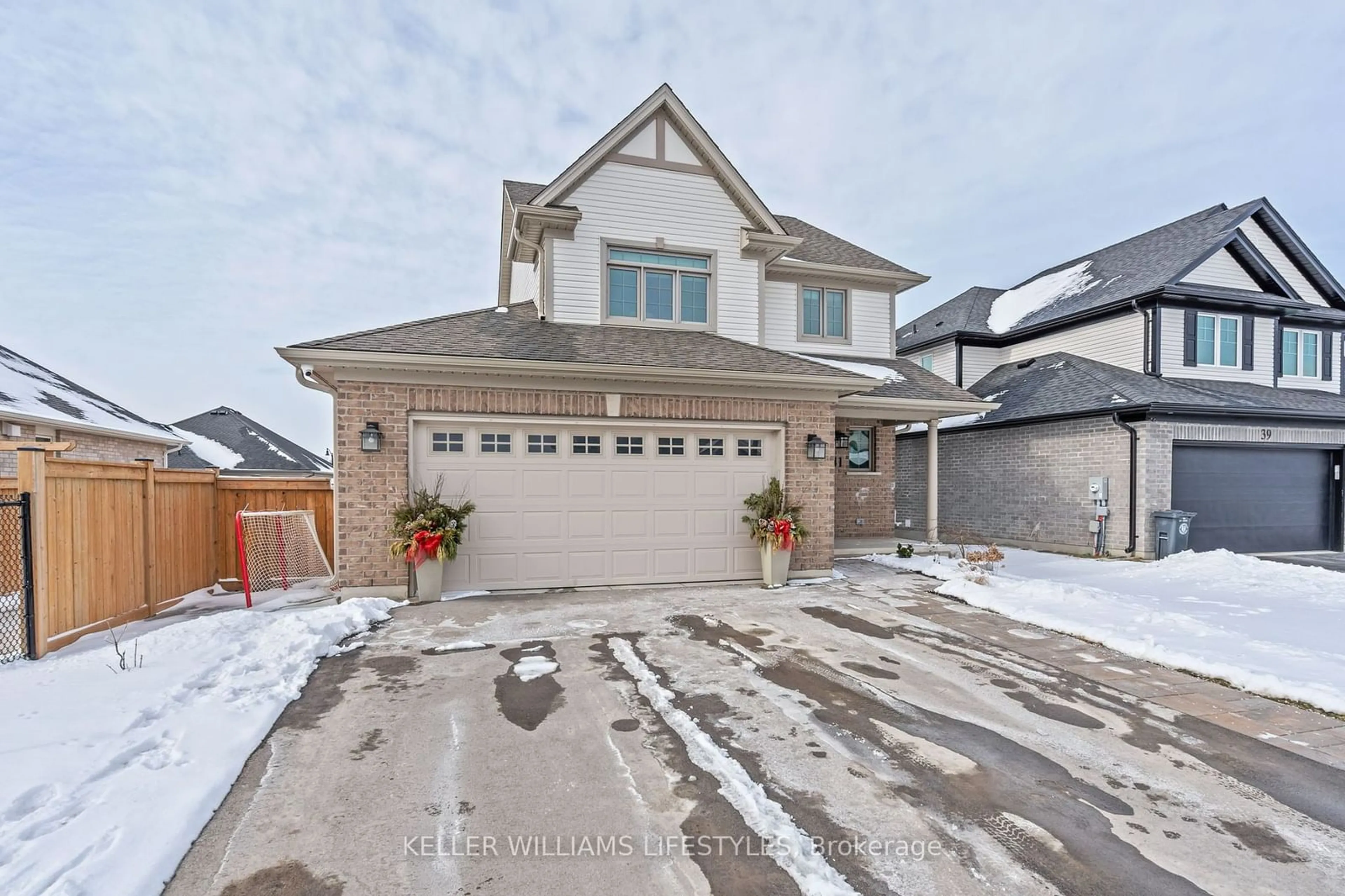 A pic from outside/outdoor area/front of a property/back of a property/a pic from drone, street for 41 White Tail Path, St. Thomas Ontario N5R 0M8