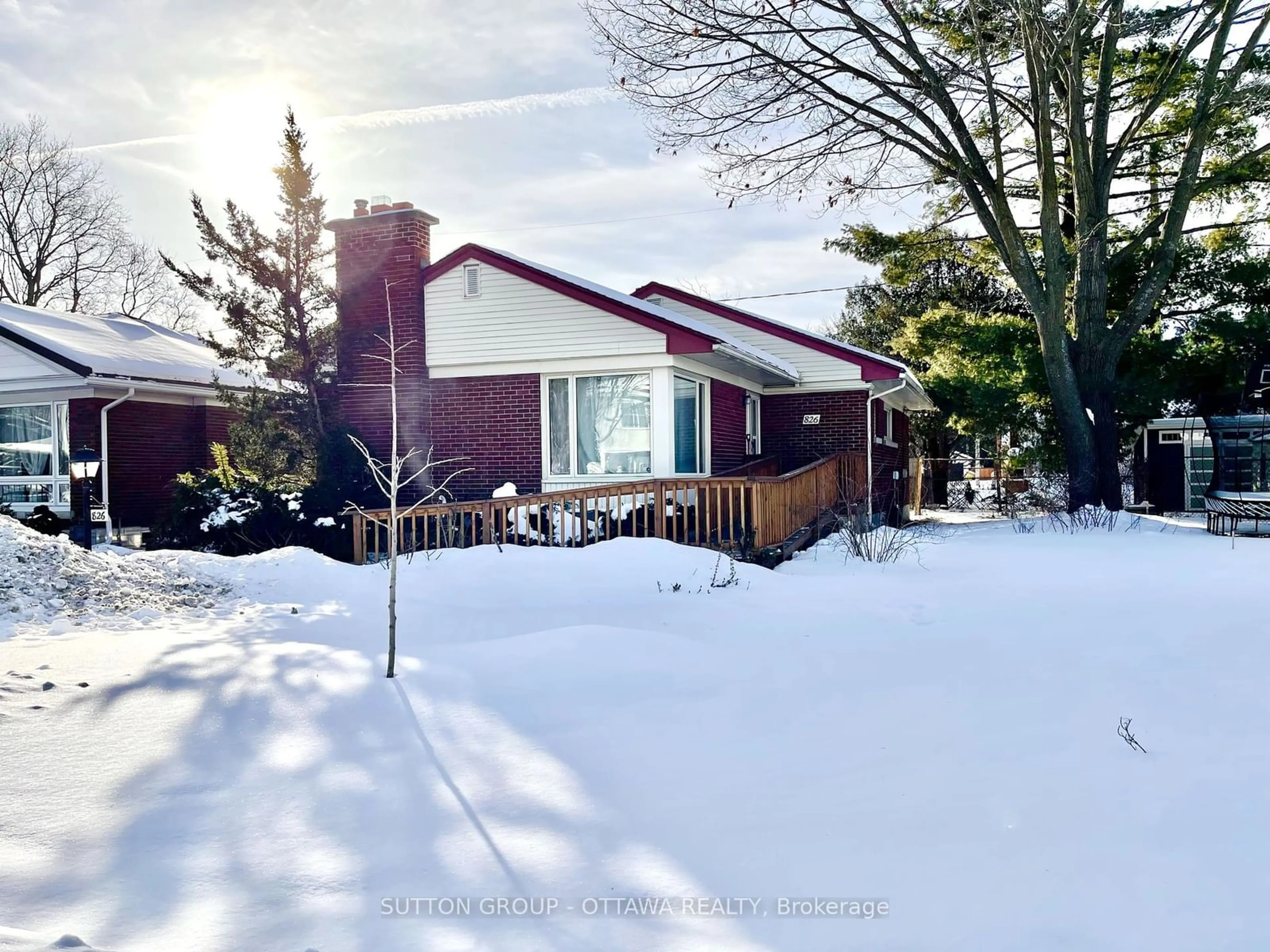 A pic from outside/outdoor area/front of a property/back of a property/a pic from drone, street for 826 Hamlet Rd, Ottawa Ontario K1G 1R2