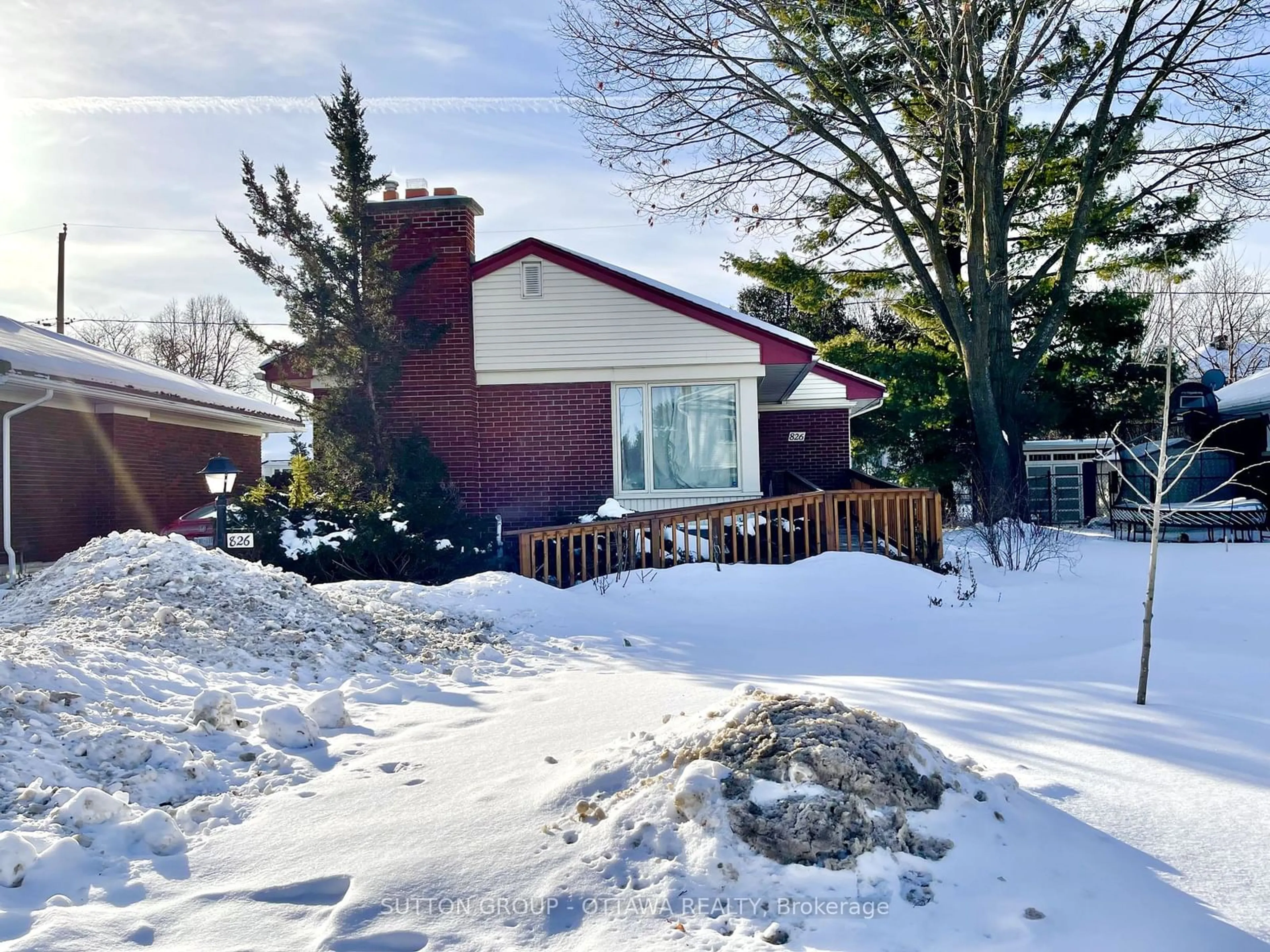 A pic from outside/outdoor area/front of a property/back of a property/a pic from drone, street for 826 Hamlet Rd, Elmvale Acres and Area Ontario K1G 1R2