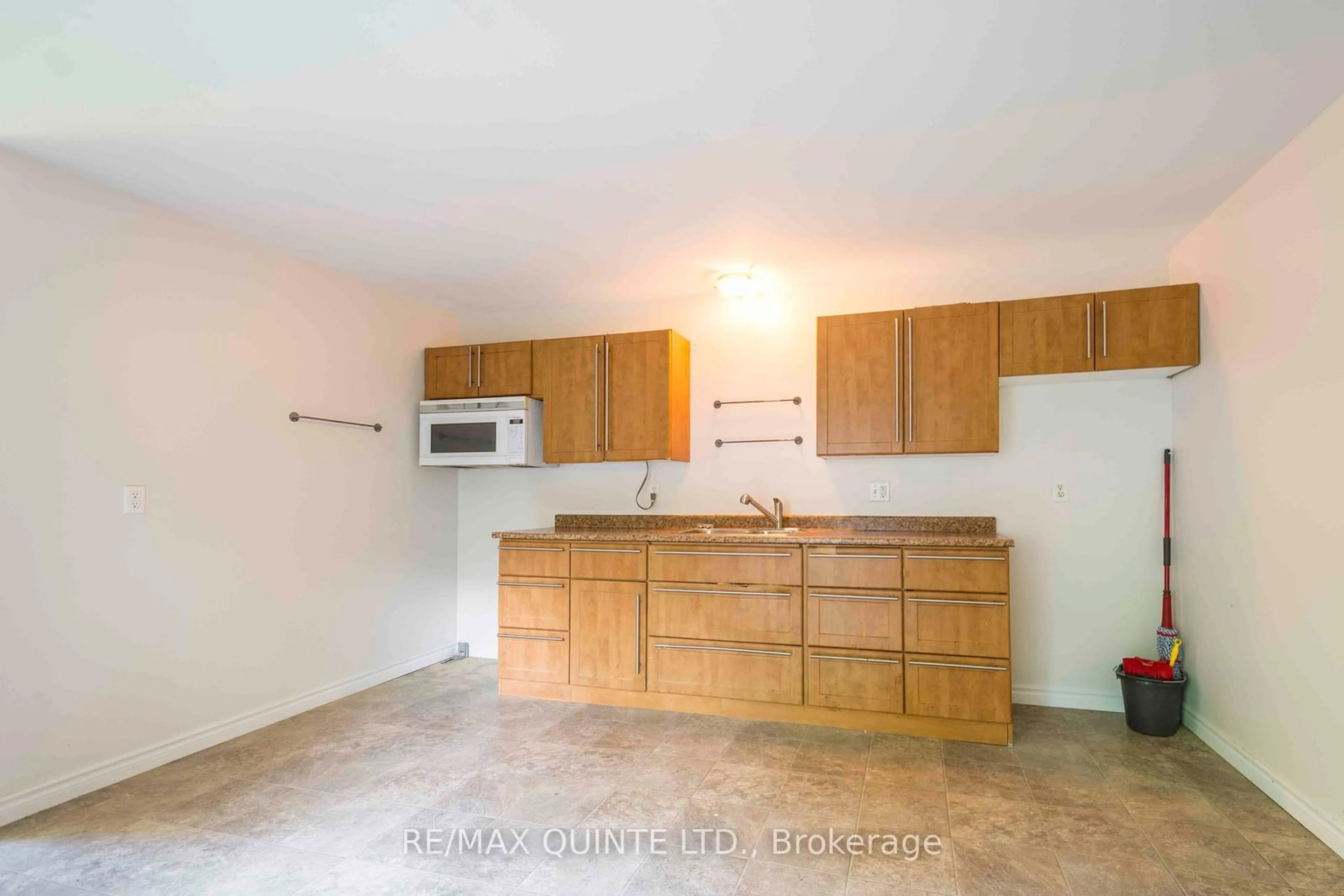 Standard kitchen, unknown for 192 Dufferin Ave, Belleville Ontario K8N 3X1