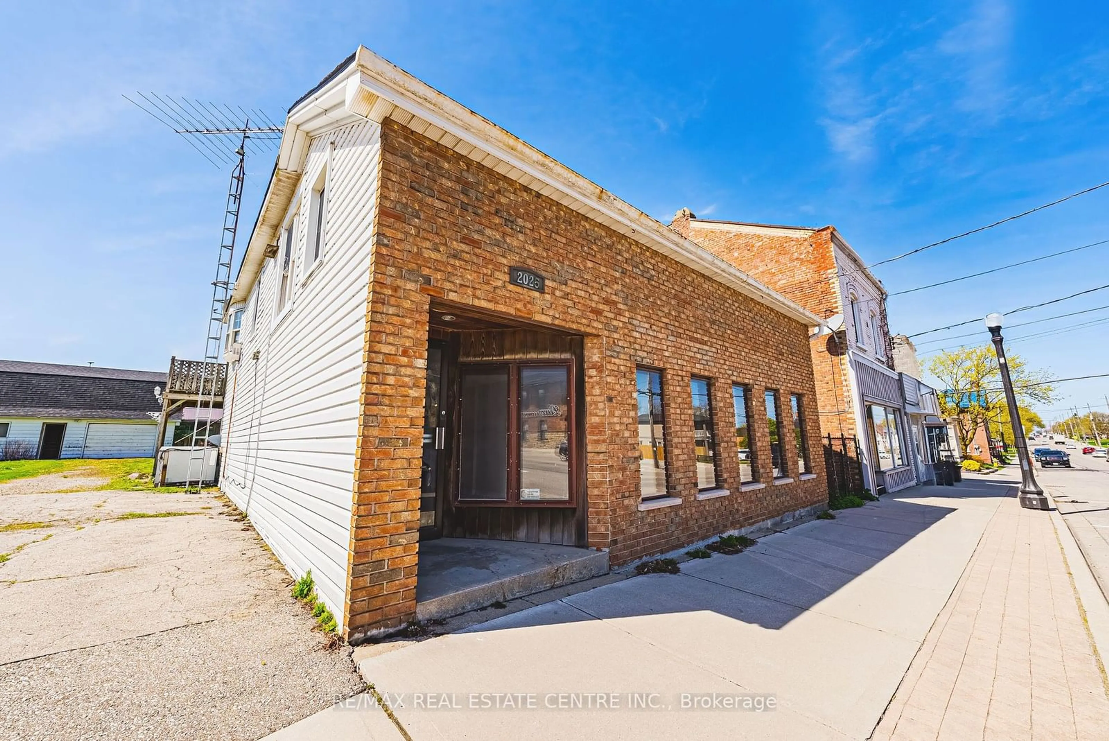 A pic from outside/outdoor area/front of a property/back of a property/a pic from drone, building for 2025 Main St, Haldimand Ontario N0A 1J0
