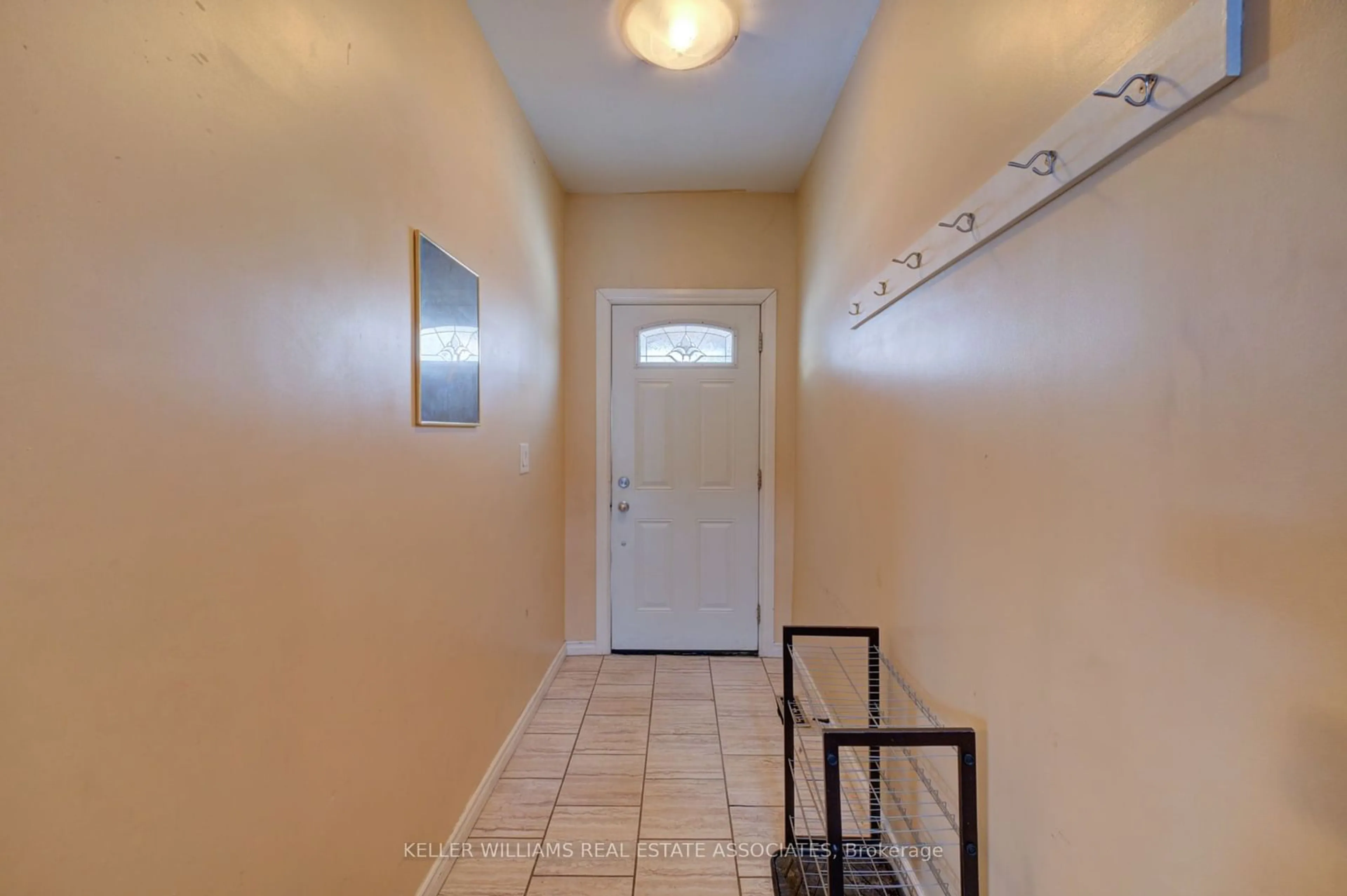 Indoor entryway for 21 Mayflower Ave, Hamilton Ontario L8L 2K5