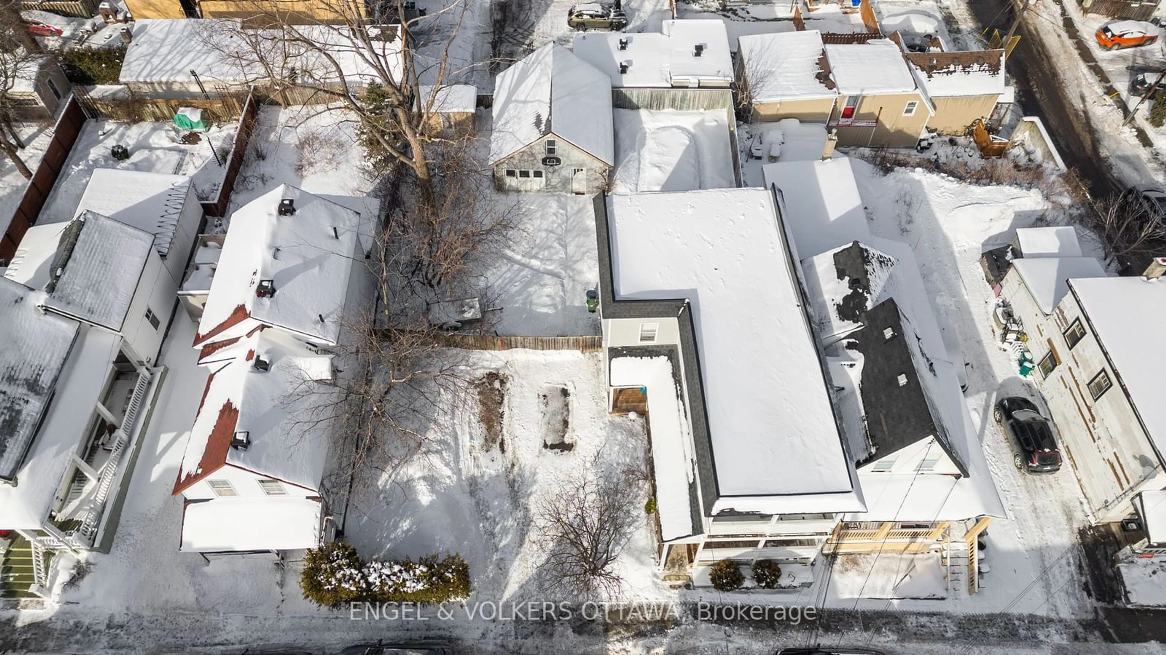 A pic from outside/outdoor area/front of a property/back of a property/a pic from drone, unknown for 7 Lowrey St, West Centre Town Ontario K1Y 2S5