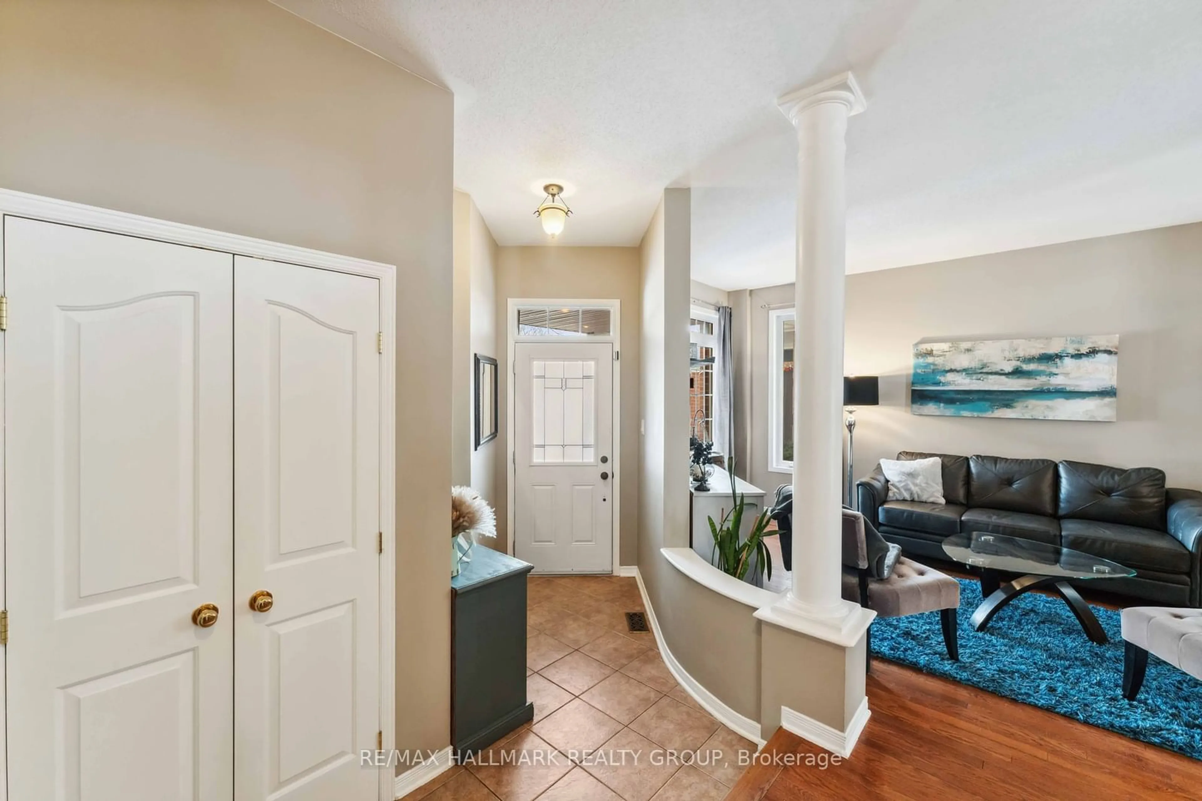 Indoor entryway for 317 Kinghorn Cres, Kanata Ontario K2K 3R6