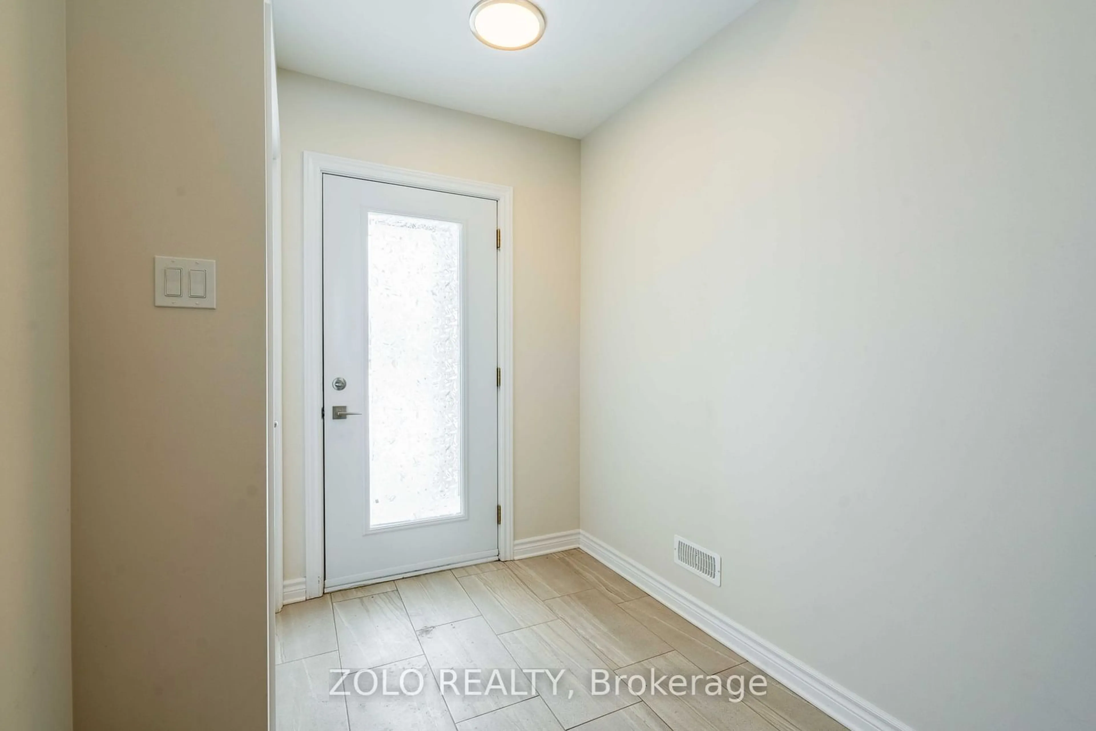 Indoor entryway for 2360 Watson Cres, Cornwall Ontario K6H 0H3