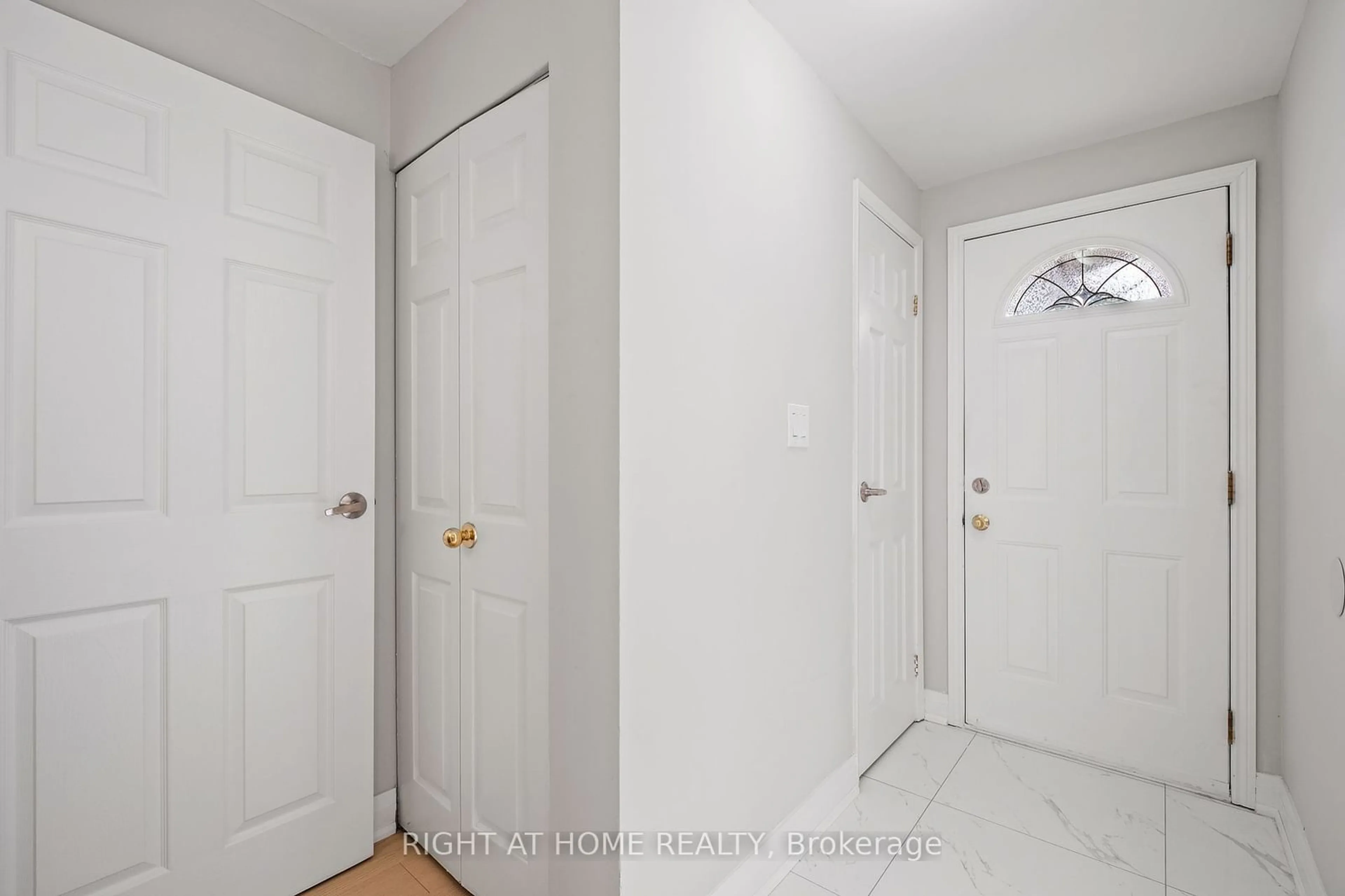 Indoor entryway for 6767 Thorold Stone Rd #58, Niagara Falls Ontario L2J 3W9