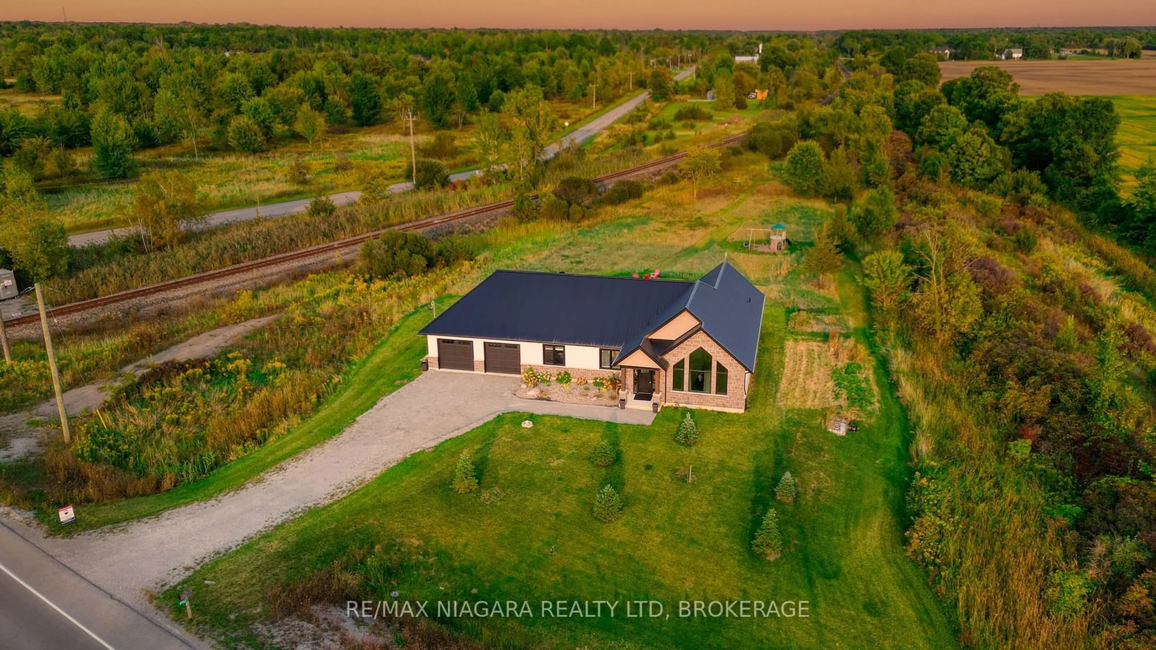 A pic from outside/outdoor area/front of a property/back of a property/a pic from drone, building for 3921 Miller Rd, Port Colborne Ontario L3K 5V5