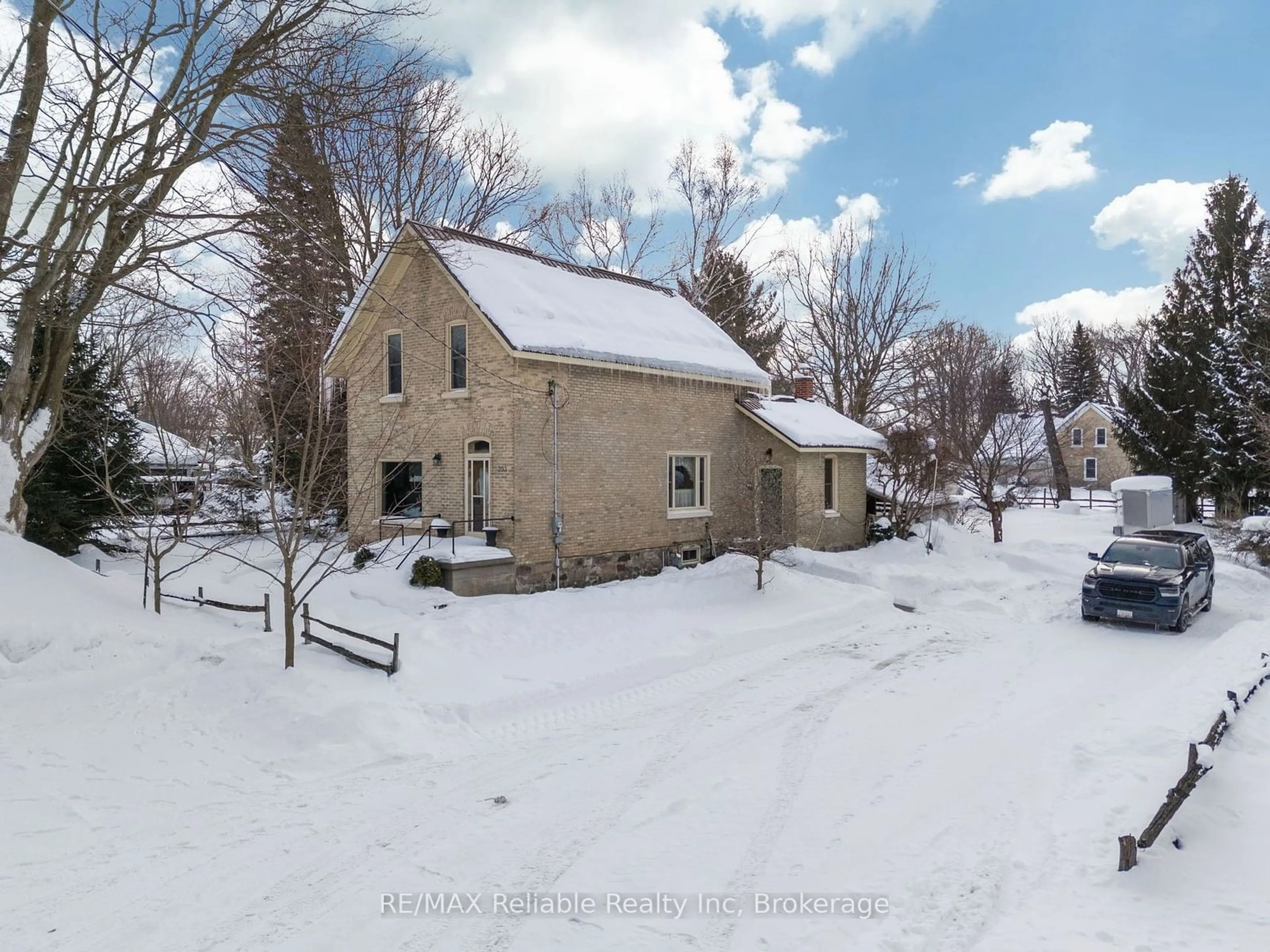 A pic from outside/outdoor area/front of a property/back of a property/a pic from drone, street for 293 Drummond St, North Huron Ontario N0M 1H0