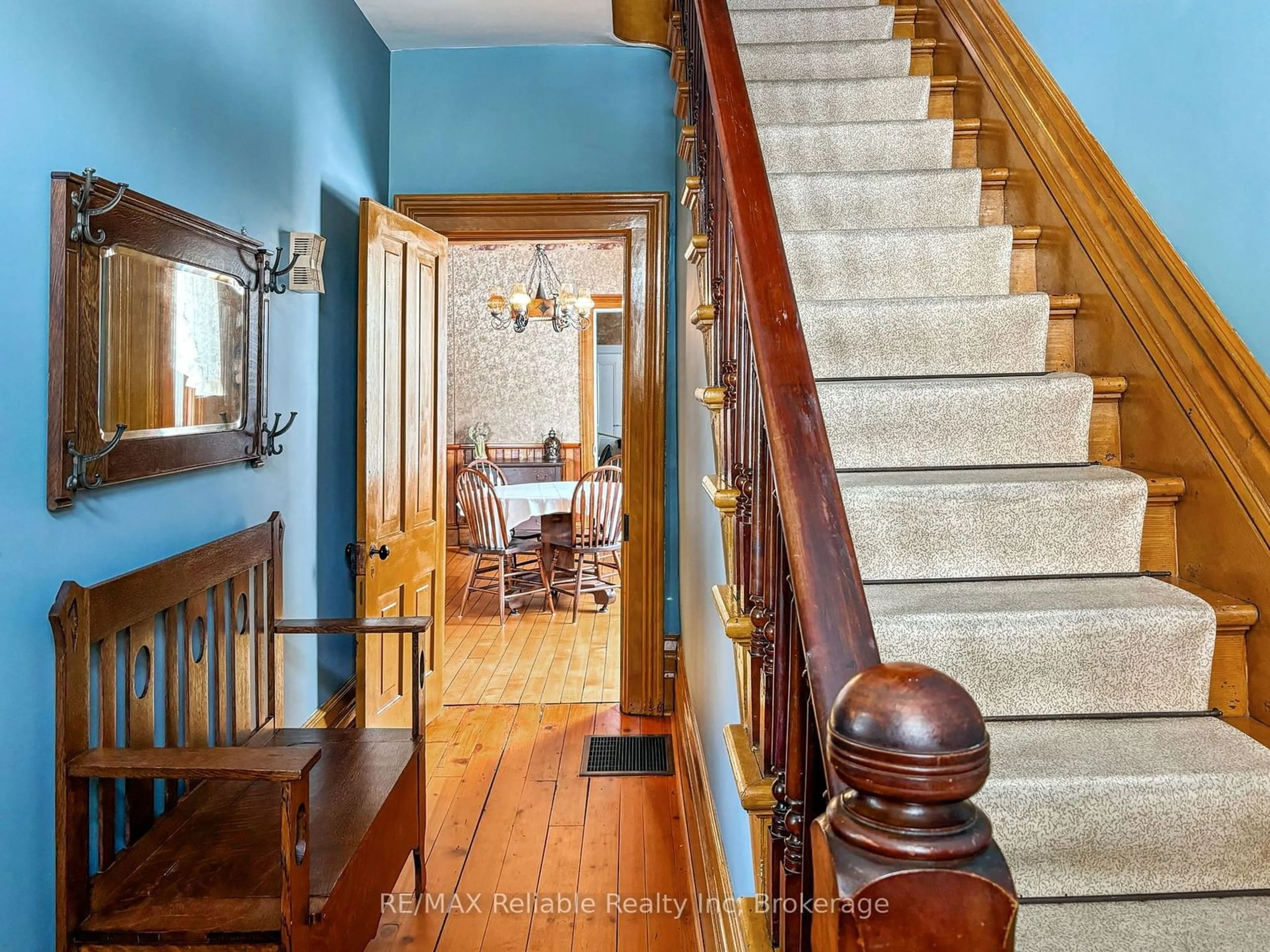 Indoor foyer for 293 Drummond St, North Huron Ontario N0M 1H0