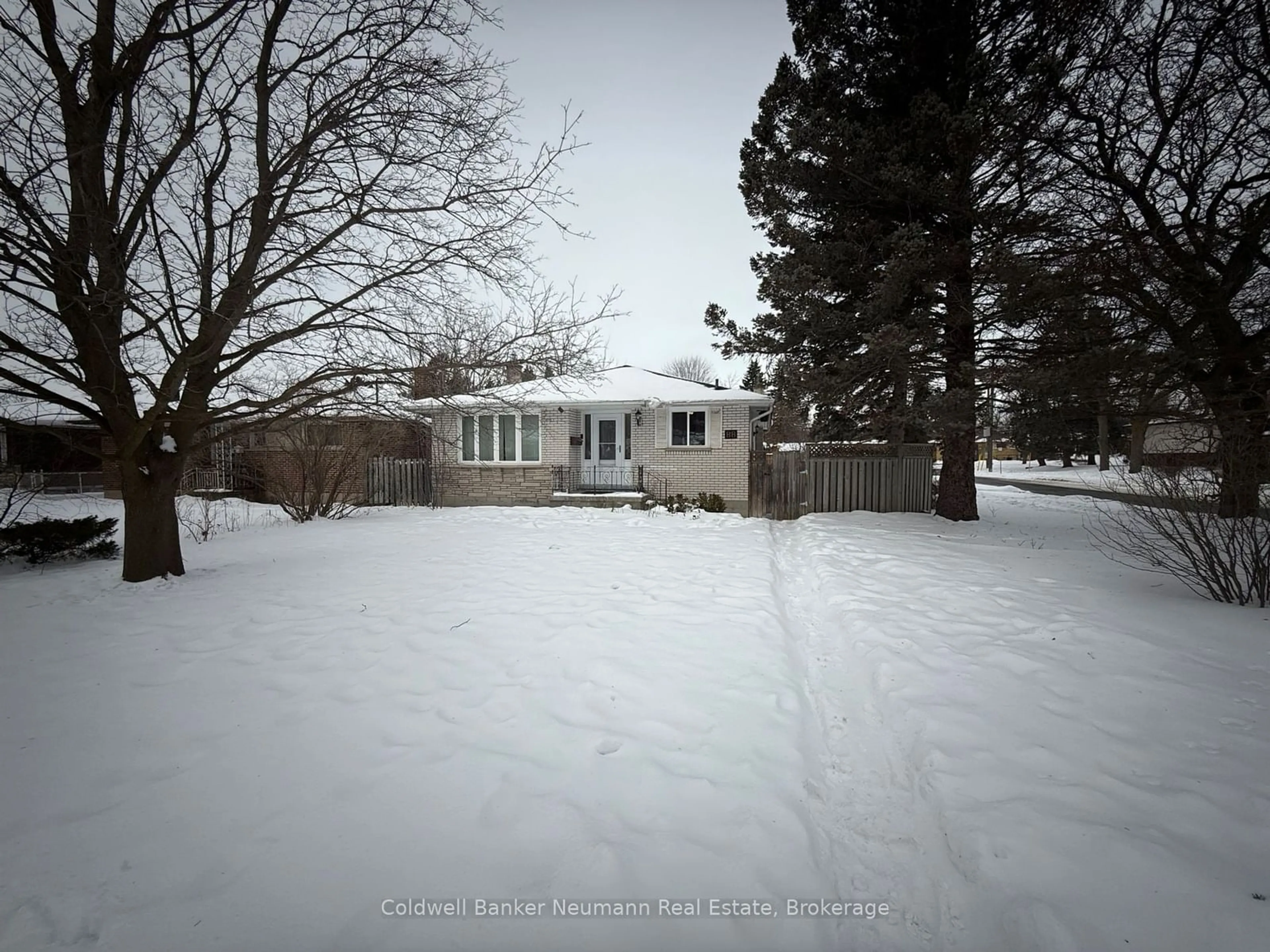 A pic from outside/outdoor area/front of a property/back of a property/a pic from drone, street for 88 Glenburnie Dr, Guelph Ontario N1E 4C6