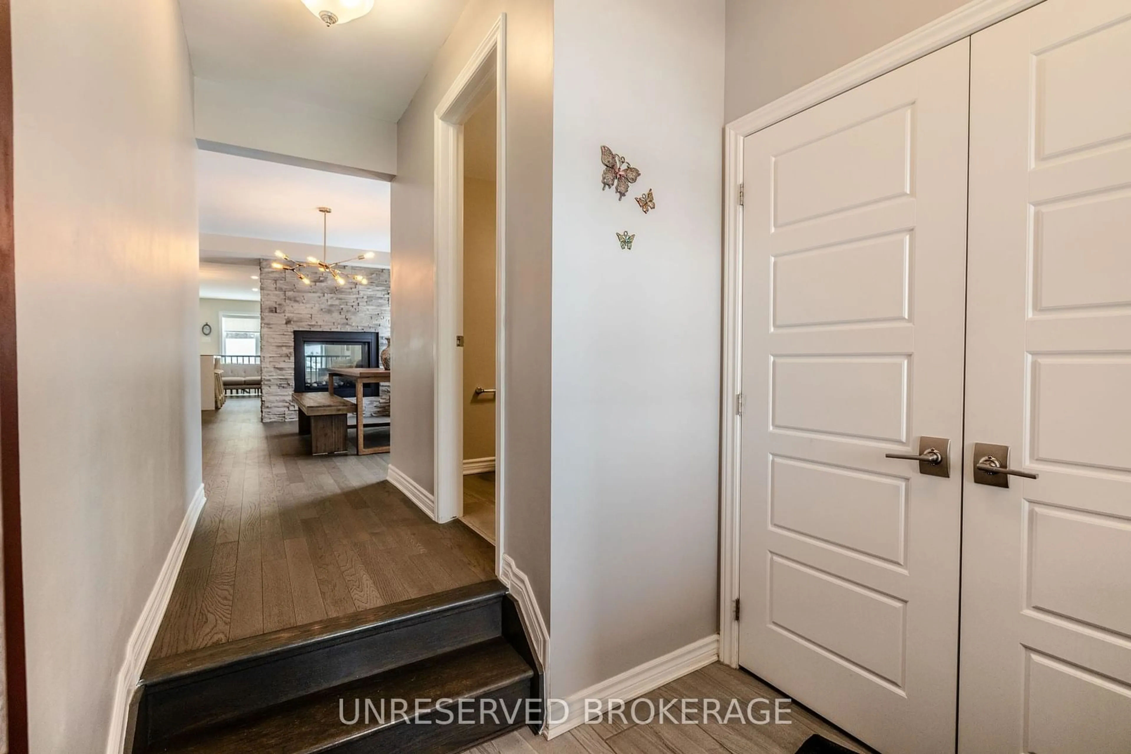 Indoor entryway for 205 Hartsmere Dr, Stittsville - Munster - Richmond Ontario K2S 0X8