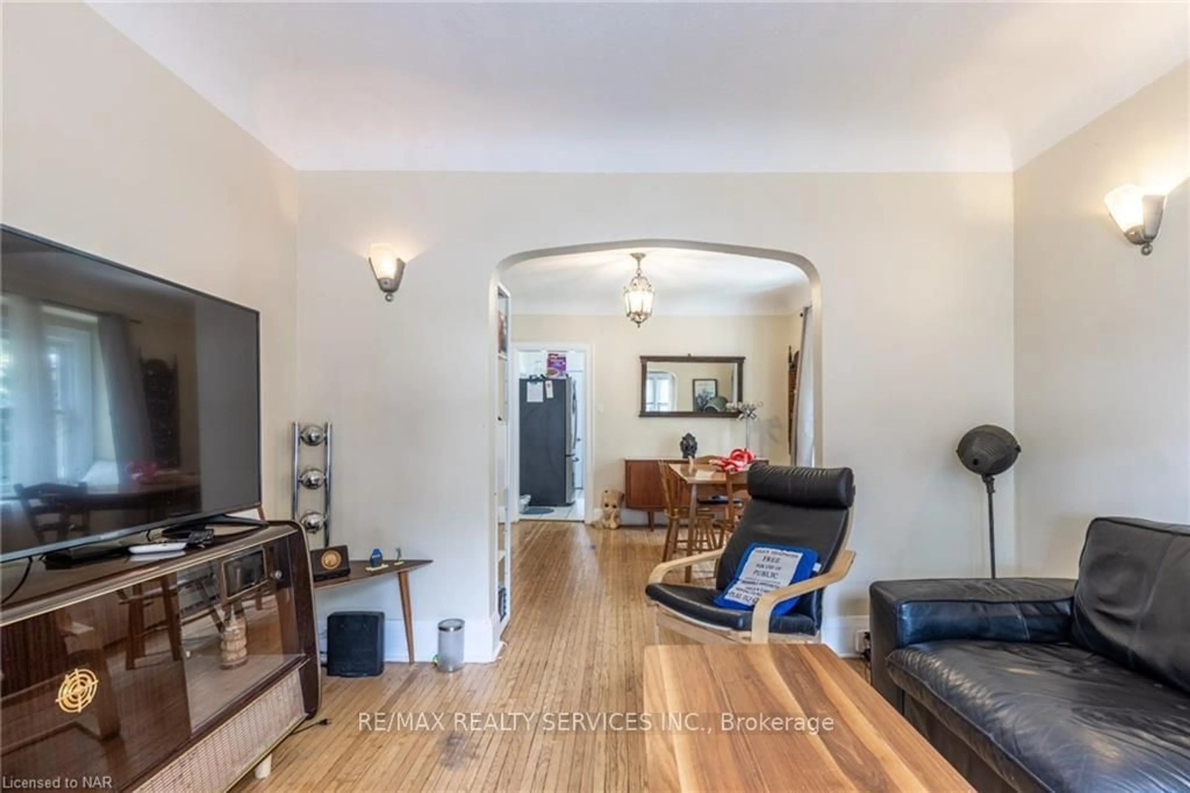 Living room with furniture, unknown for 86 Maple St, St. Catharines Ontario L2R 2B2