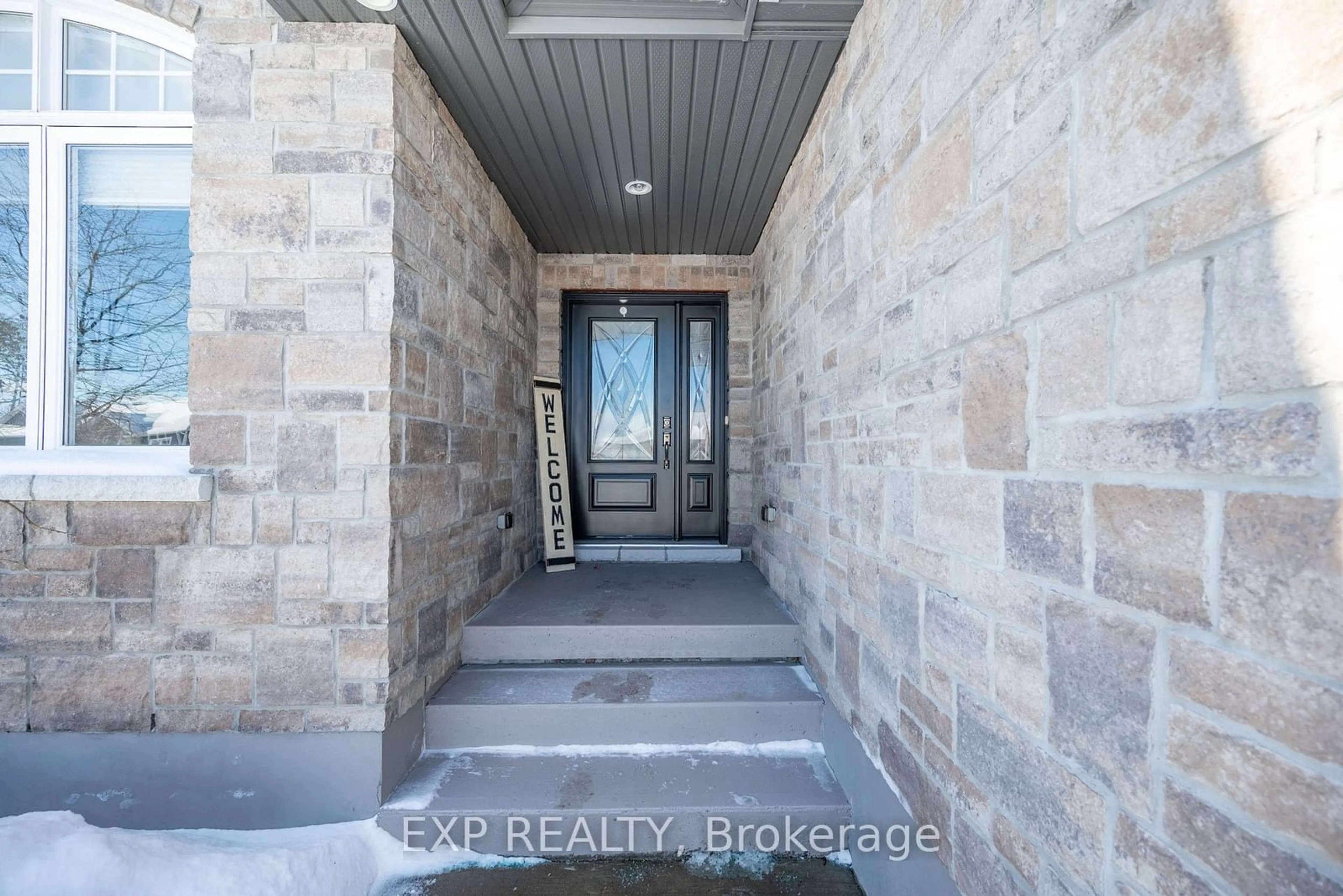 Indoor entryway for 44 Bedard Blvd, Petawawa Ontario K8H 0B7