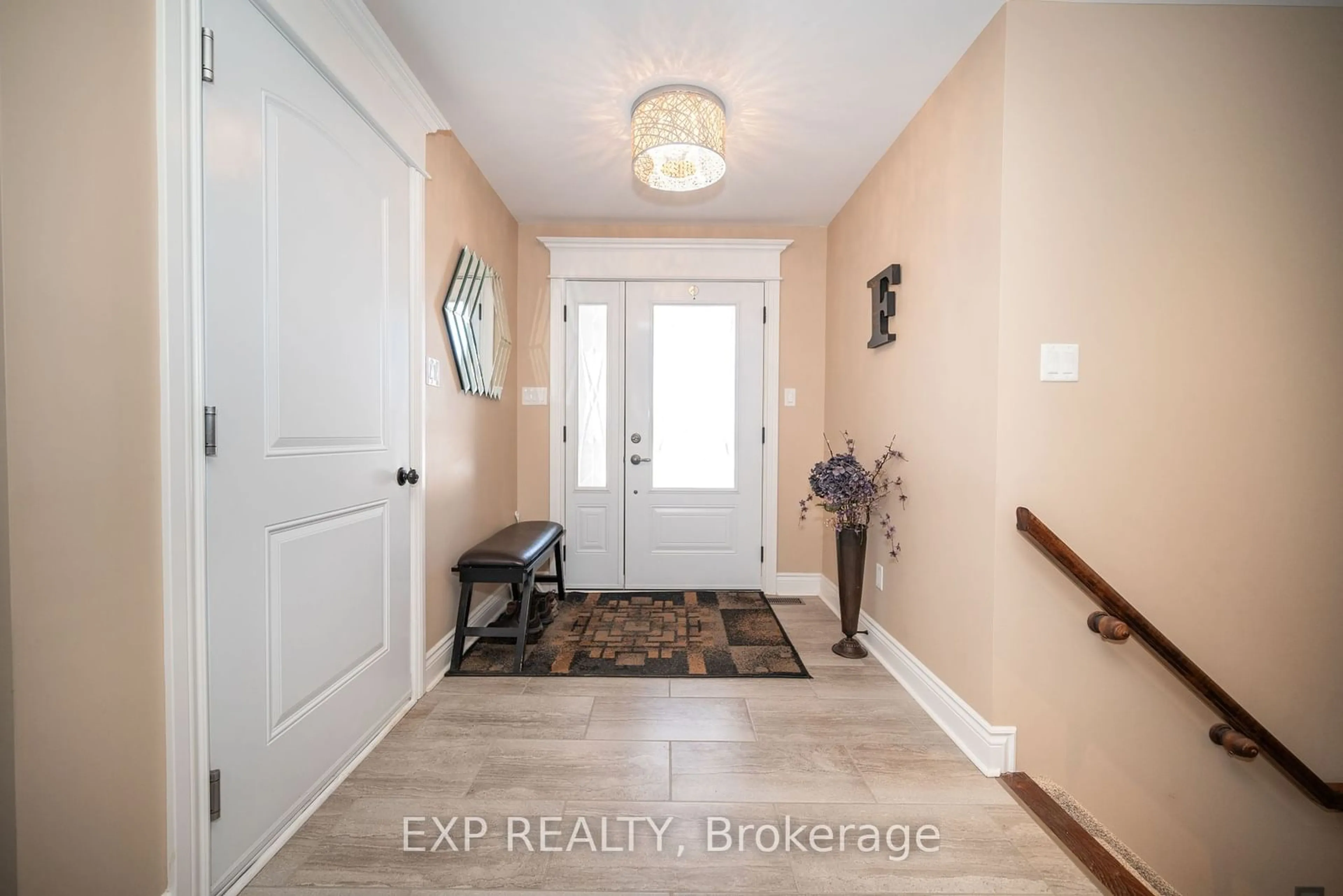 Indoor entryway for 44 Bedard Blvd, Petawawa Ontario K8H 0B7