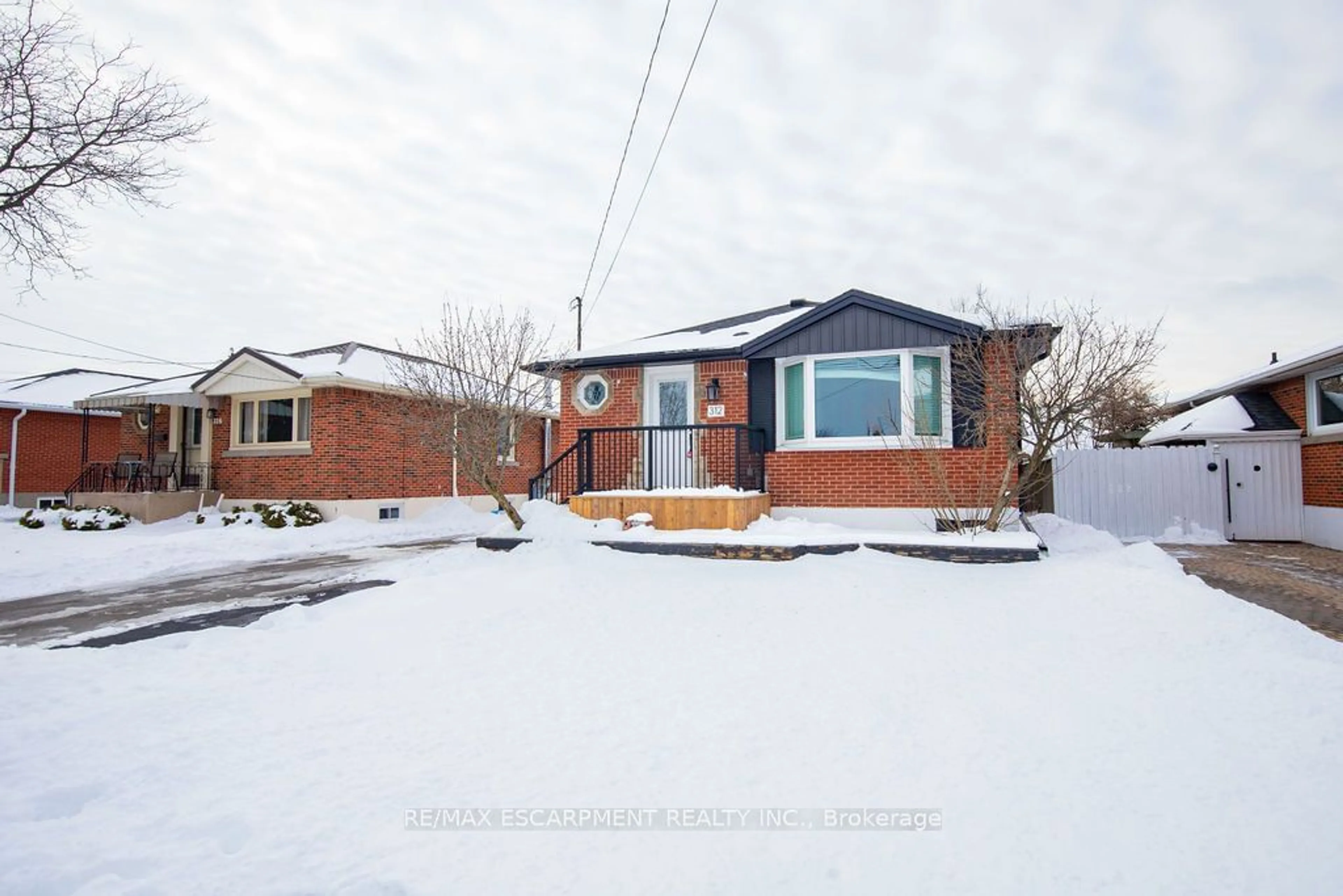 A pic from outside/outdoor area/front of a property/back of a property/a pic from drone, street for 312 East 45th St, Hamilton Ontario L8T 3K8