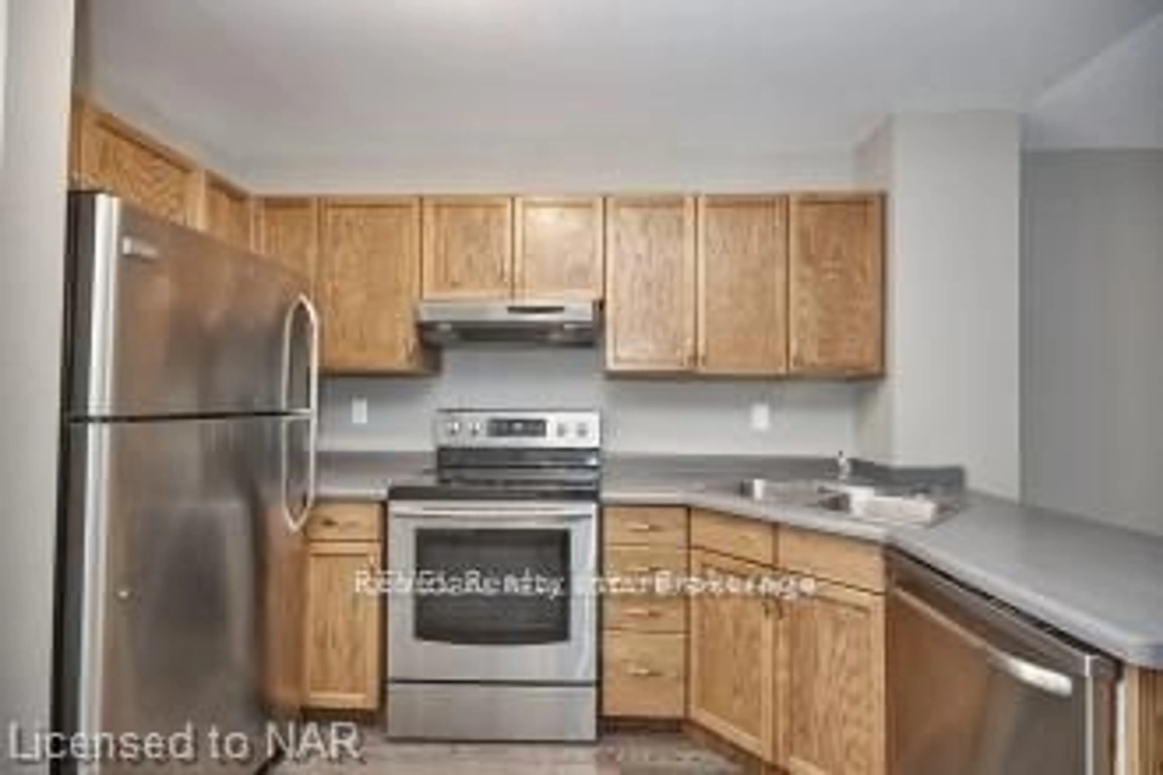 Standard kitchen, unknown for 14 Buss Crt, Thorold Ontario L2V 5B1