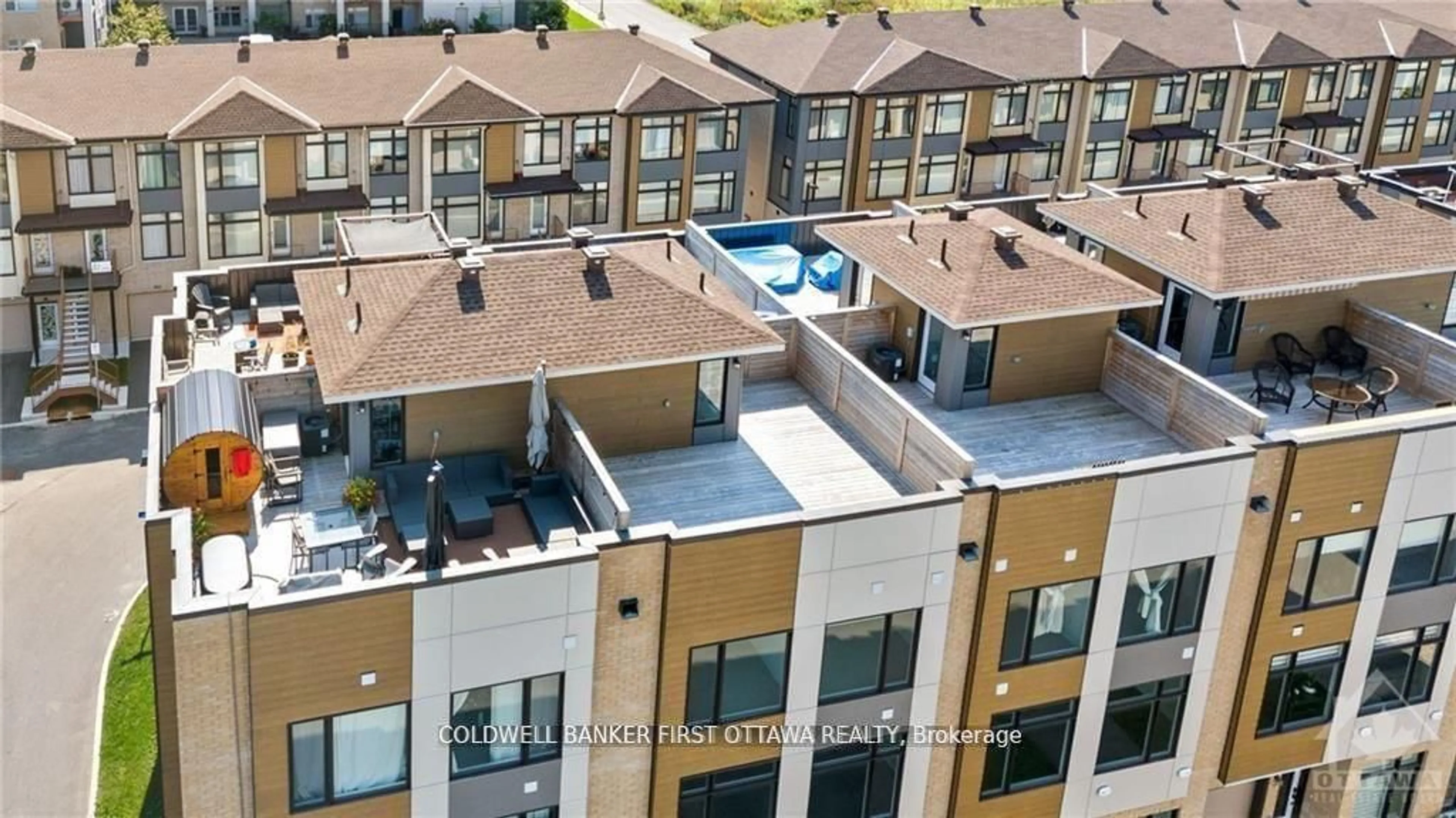 A pic from outside/outdoor area/front of a property/back of a property/a pic from drone, city buildings view from balcony for 214 ISLAND PARK Dr, Westboro - Hampton Park Ontario K1Y 0A4