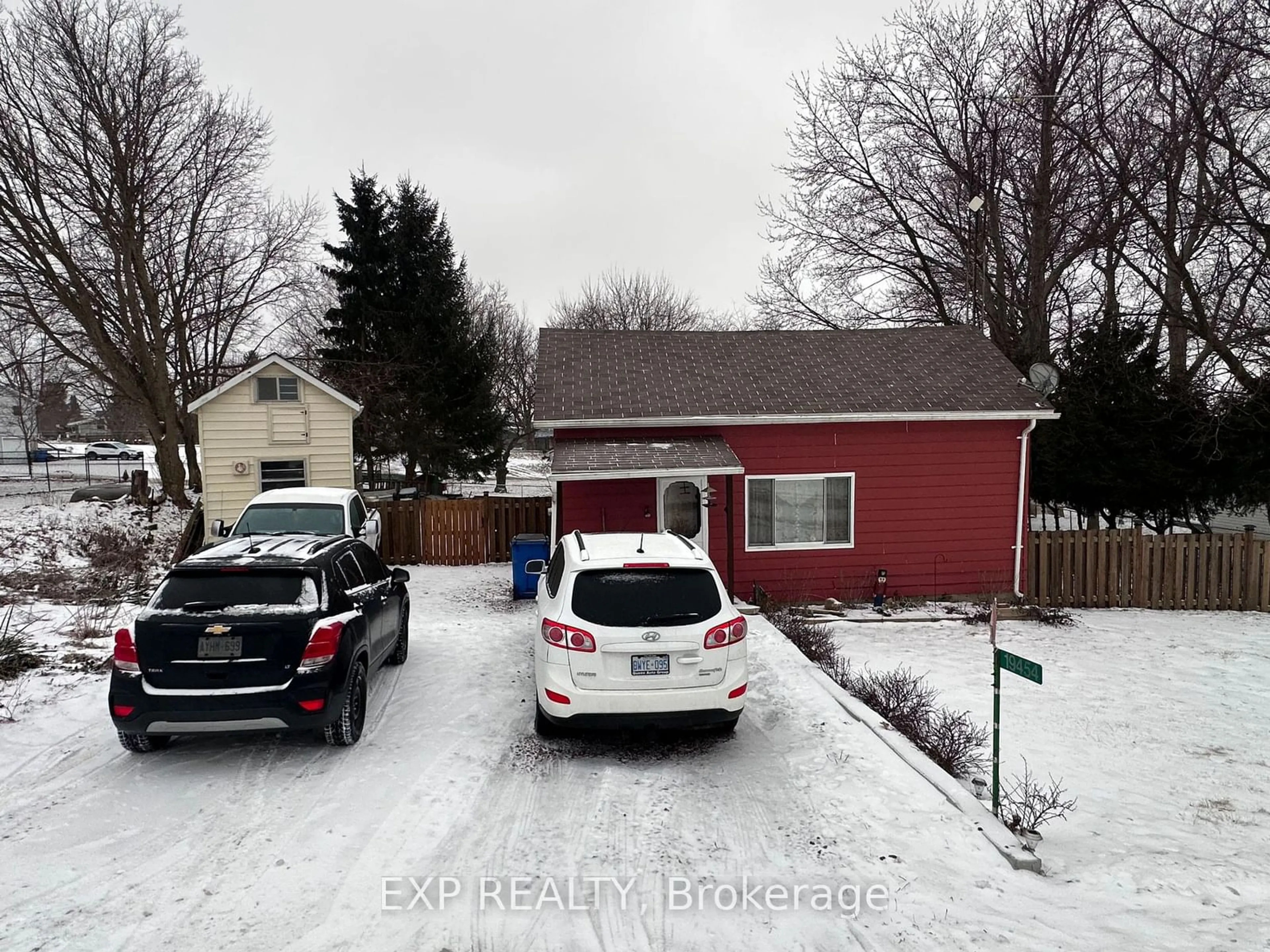 A pic from outside/outdoor area/front of a property/back of a property/a pic from drone, street for 19454 John St, Chatham-Kent Ontario N0P 1E0