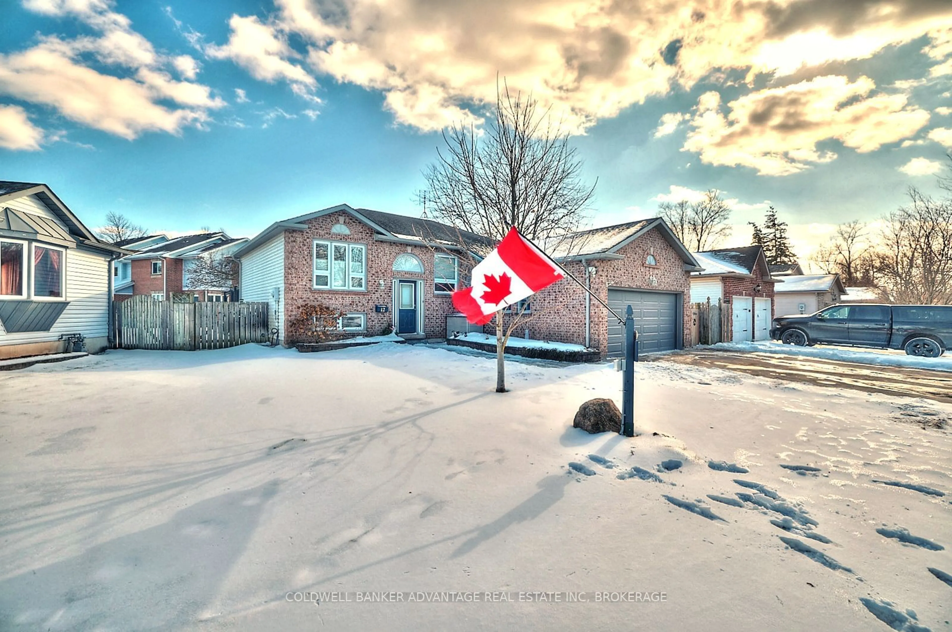 A pic from outside/outdoor area/front of a property/back of a property/a pic from drone, street for 12 Woodside Sq, Pelham Ontario L0S 1E4