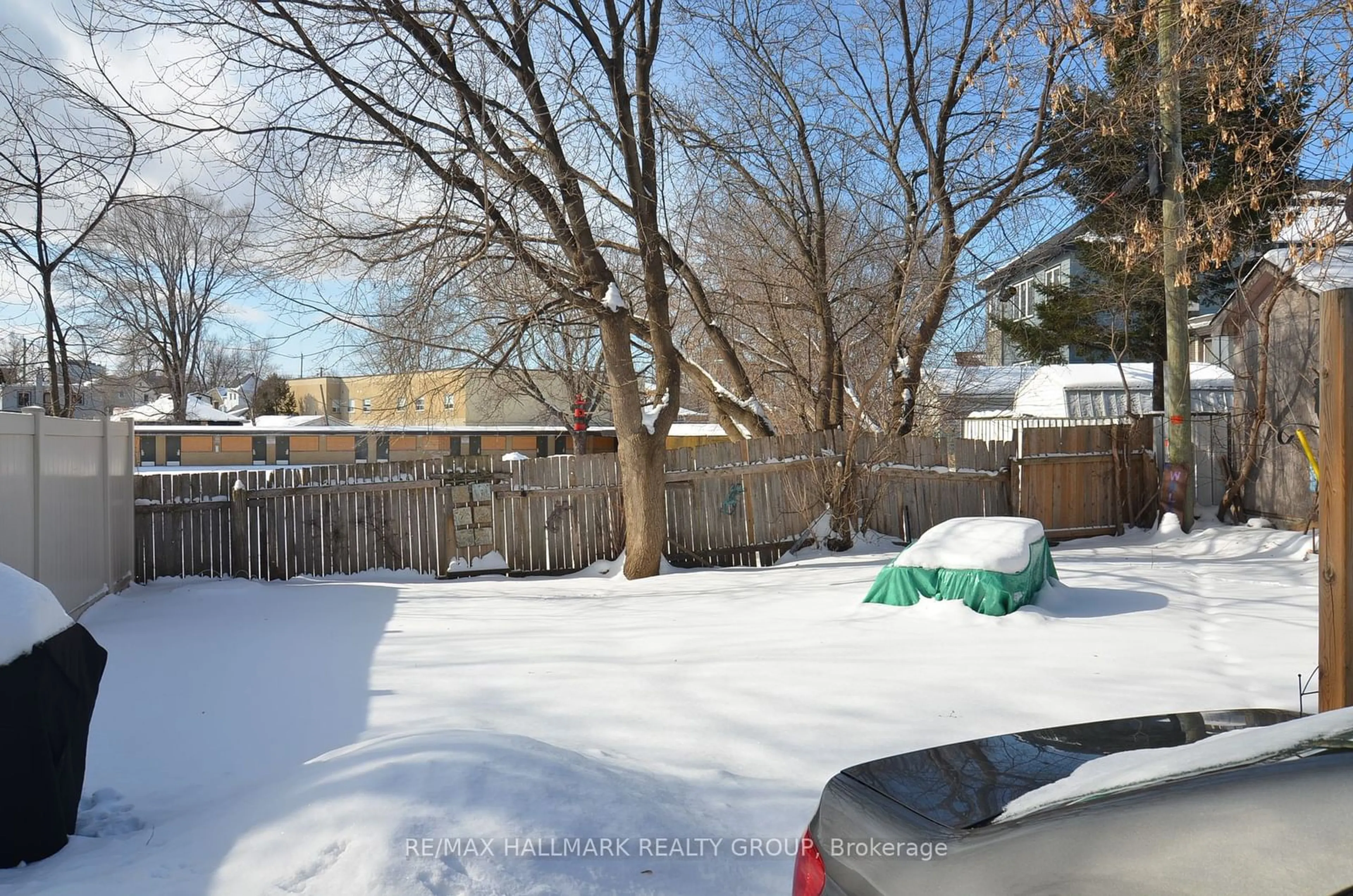 A pic from outside/outdoor area/front of a property/back of a property/a pic from drone, street for 258 Granville Rd, Vanier and Kingsview Park Ontario K1L 6Z2