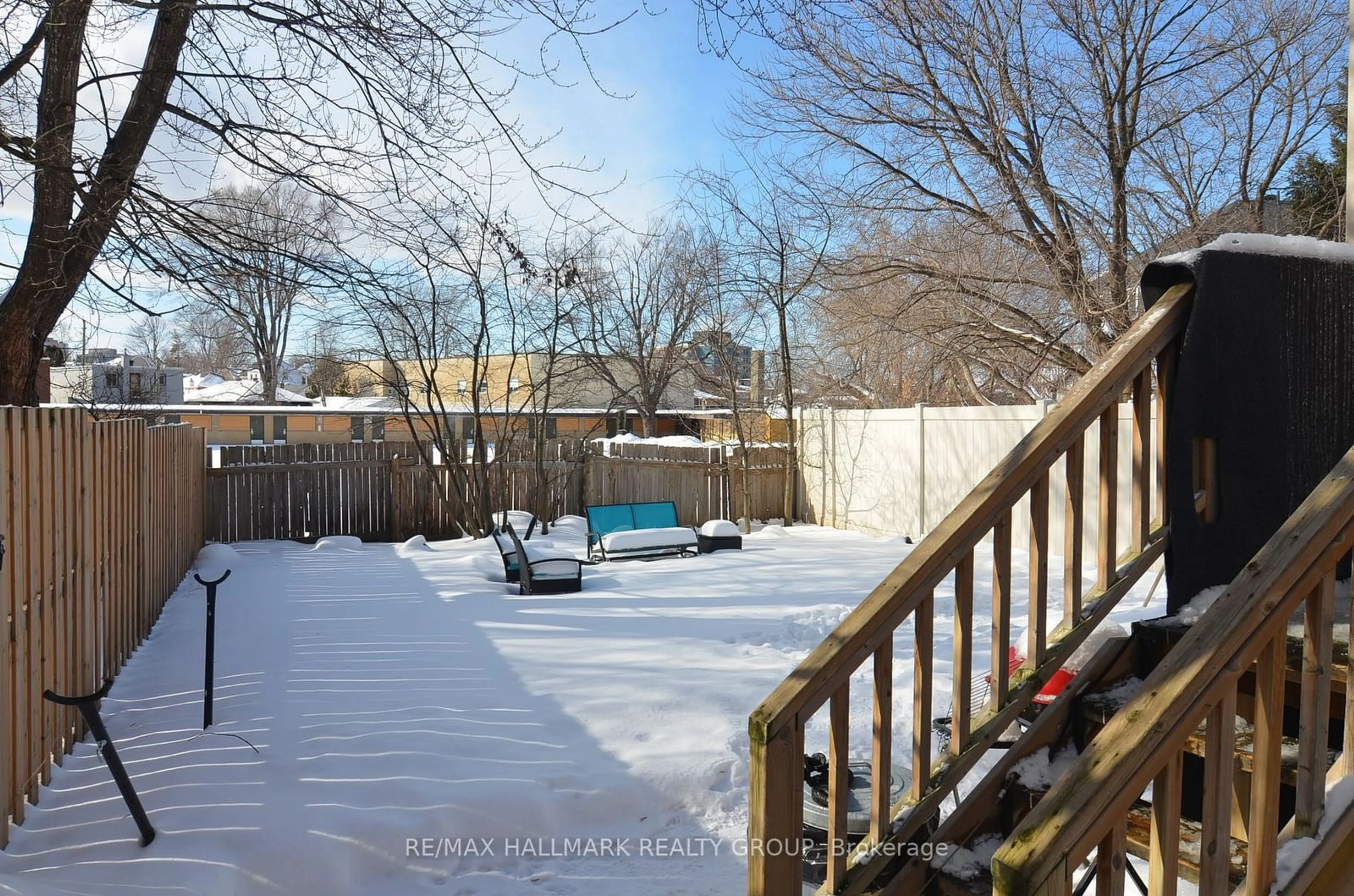 Patio, street for 258 Granville Rd, Vanier and Kingsview Park Ontario K1L 6Z2