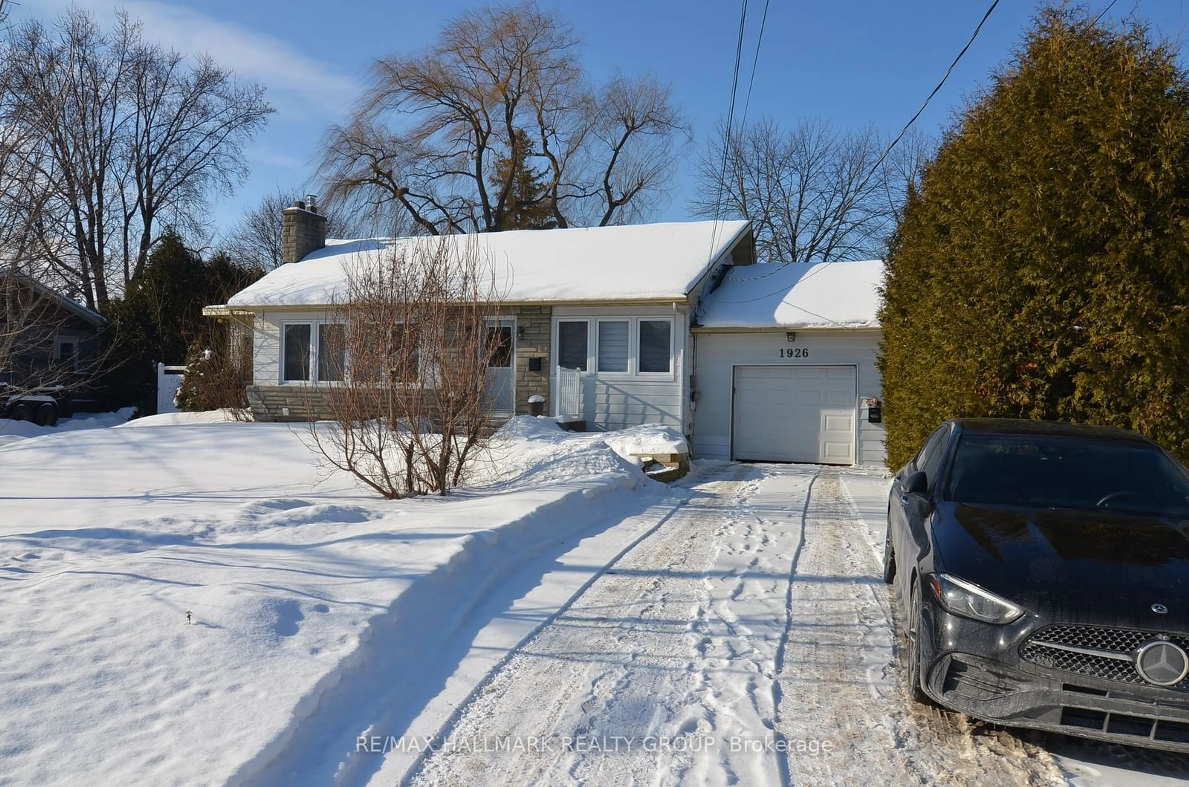 A pic from outside/outdoor area/front of a property/back of a property/a pic from drone, street for 1926 Belcourt Blvd, Orleans Ontario K1C 1M5