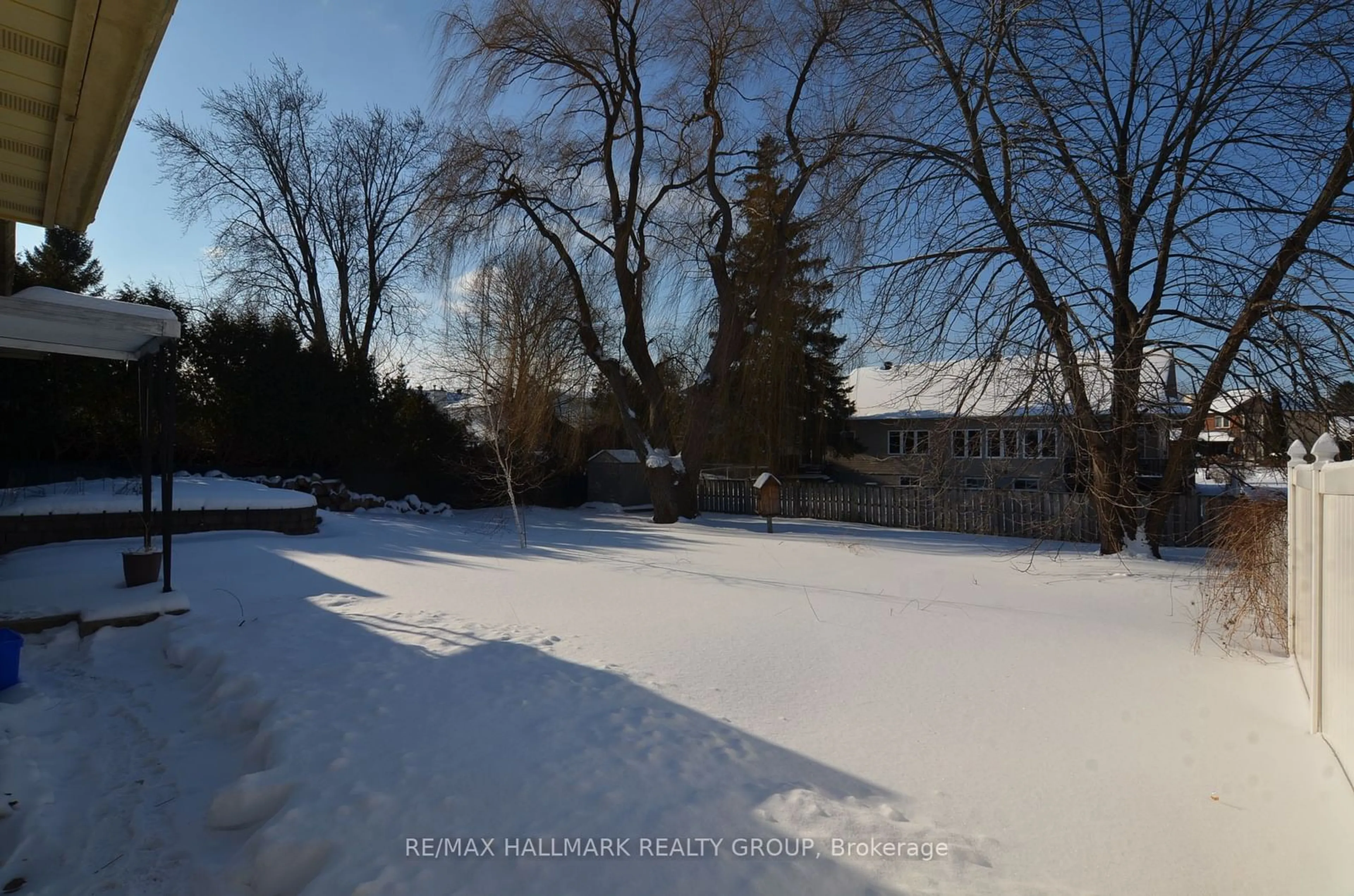 A pic from outside/outdoor area/front of a property/back of a property/a pic from drone, street for 1926 Belcourt Blvd, Orleans Ontario K1C 1M5