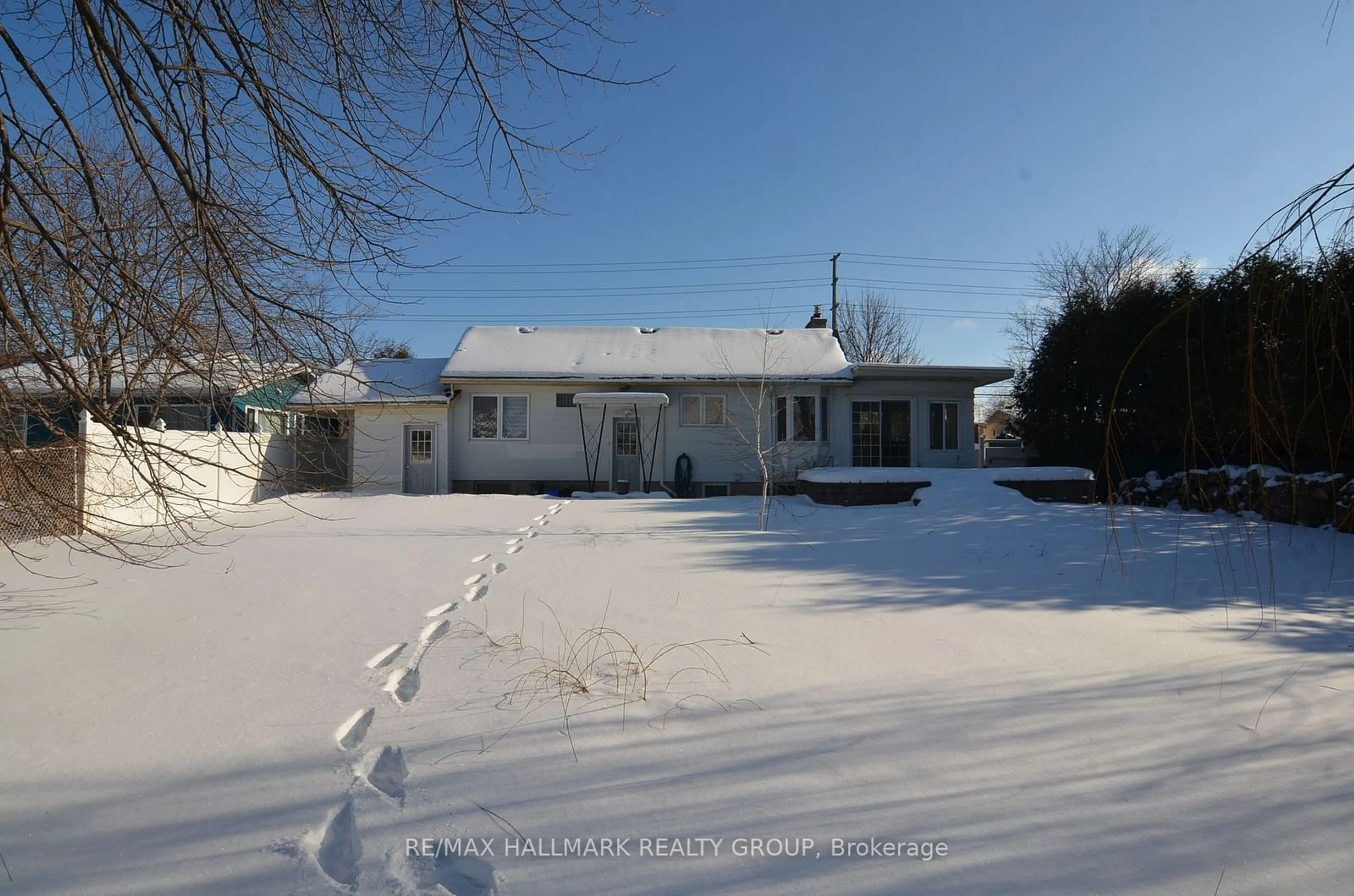 A pic from outside/outdoor area/front of a property/back of a property/a pic from drone, street for 1926 Belcourt Blvd, Orleans Ontario K1C 1M5