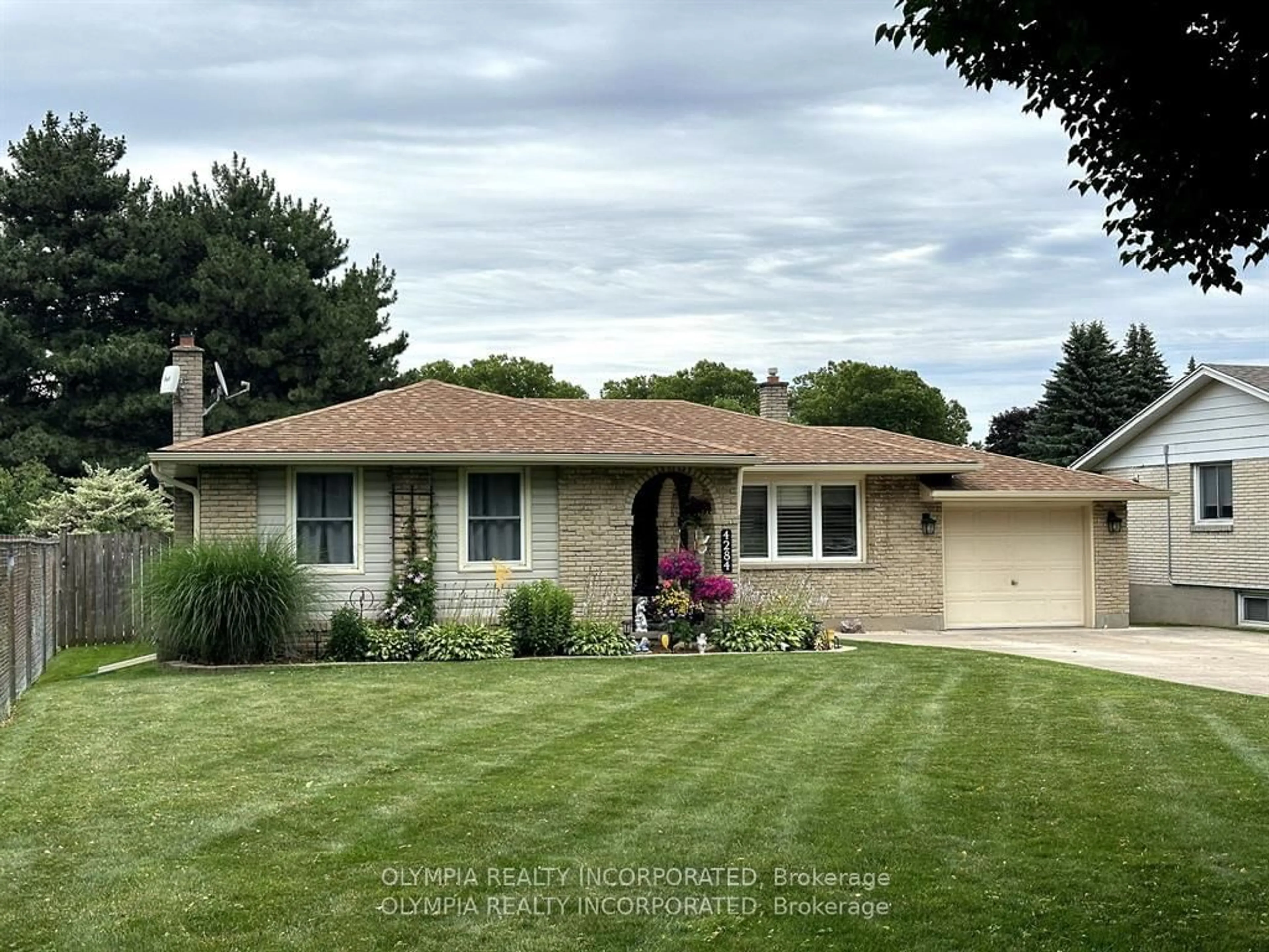 Home with vinyl exterior material, street for 4284 Briarwood Ave, Niagara Falls Ontario L2E 5W1