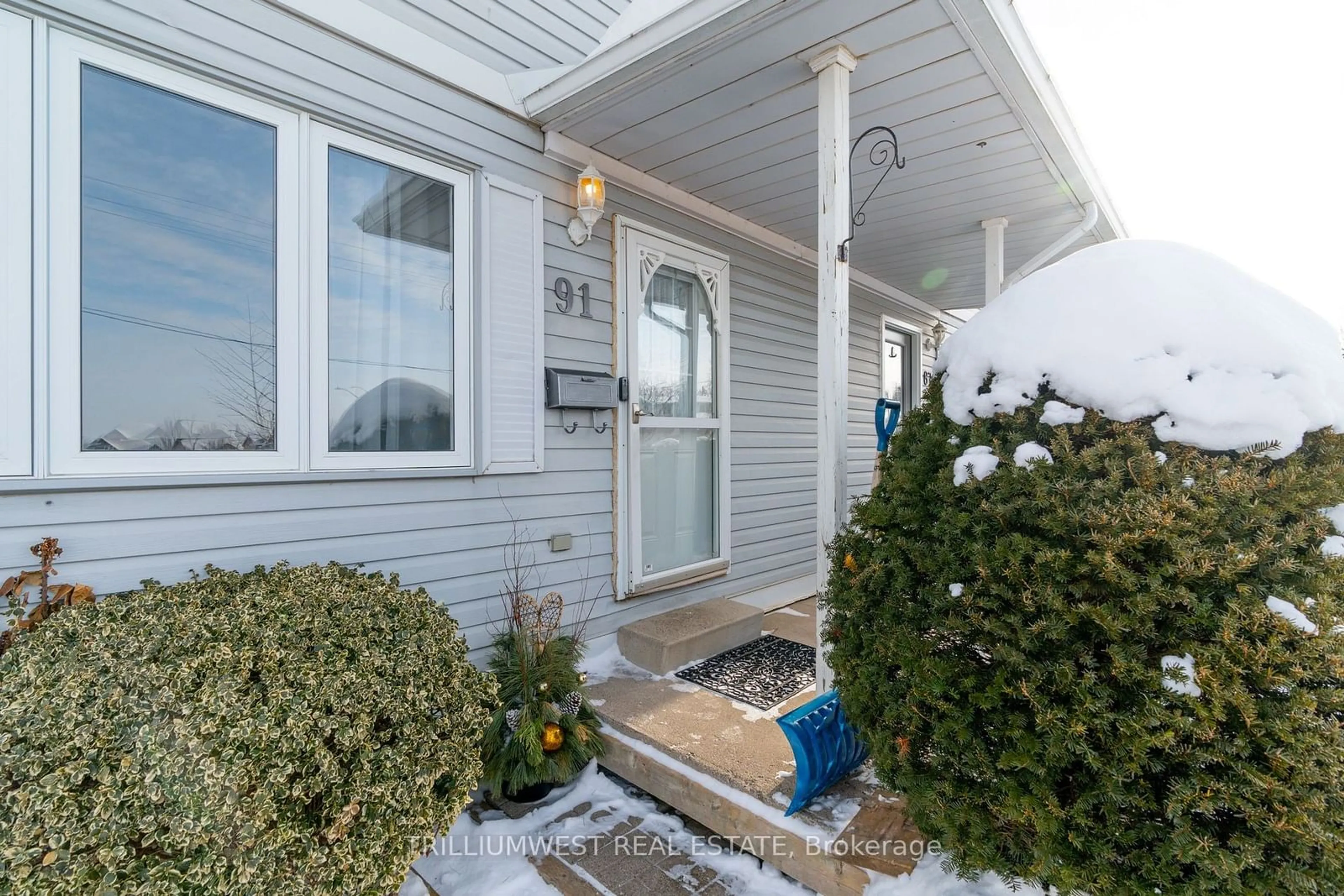 Indoor entryway for 91 Catherine St, Wilmot Ontario N3A 1Z7