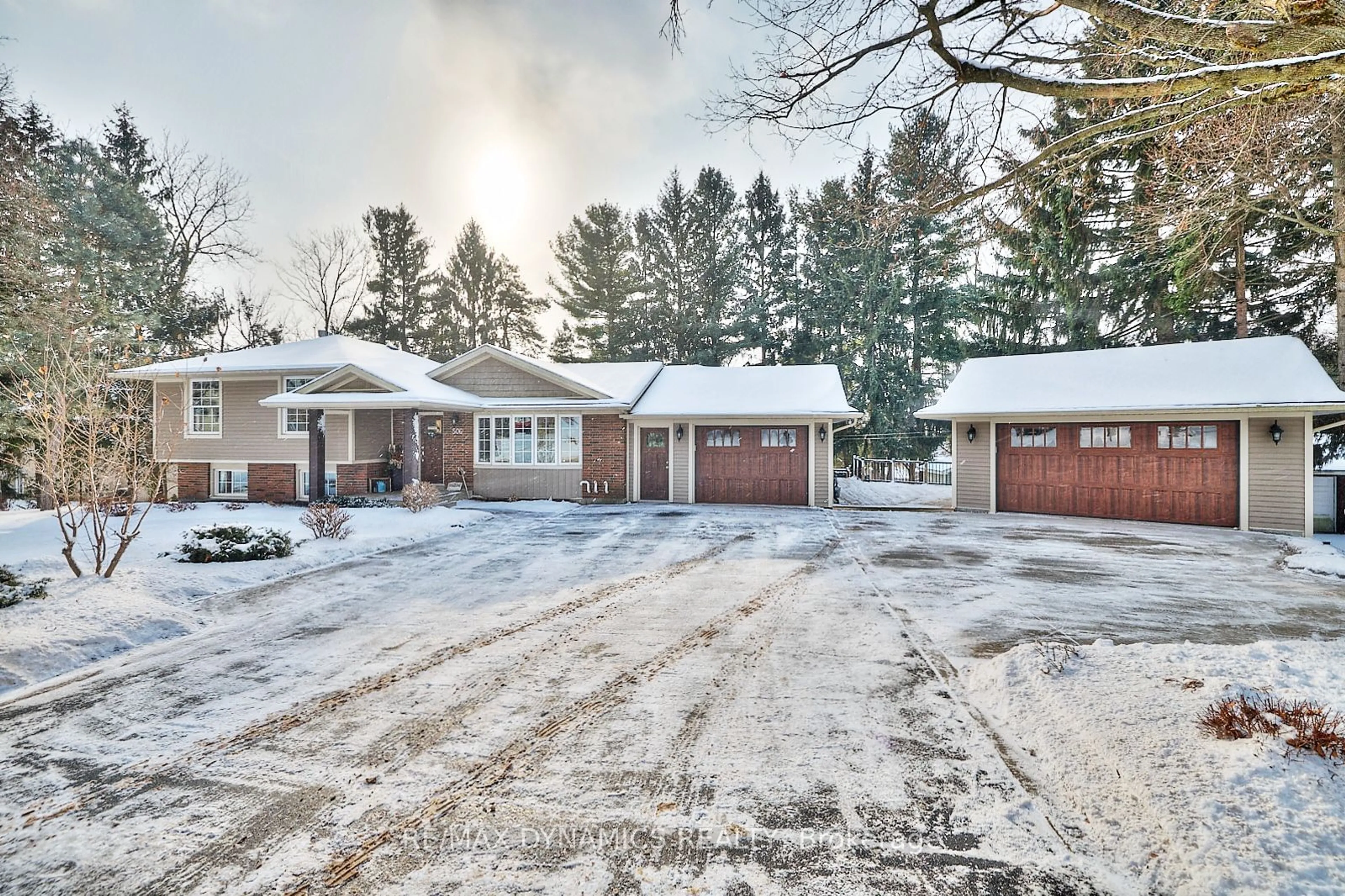 A pic from outside/outdoor area/front of a property/back of a property/a pic from drone, street for 506 Memorial Dr, Pelham Ontario L0S 1C0